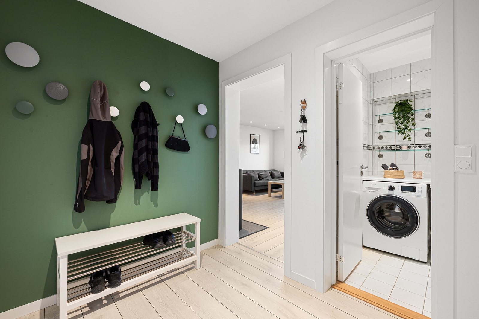 Leiligheten disponerer to boder i felles kjeller på 3 og 4 kvm, og én bod på felles loft på 3 kvm. Galleribilde