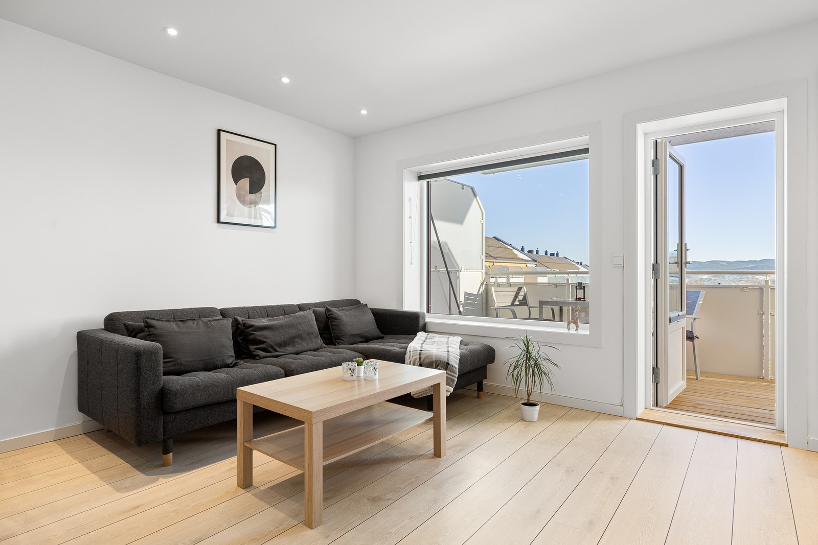 Leiligheten ligger høyt og fritt i 2. etasje, med mye lysinnslipp luftige rom. Galleribilde