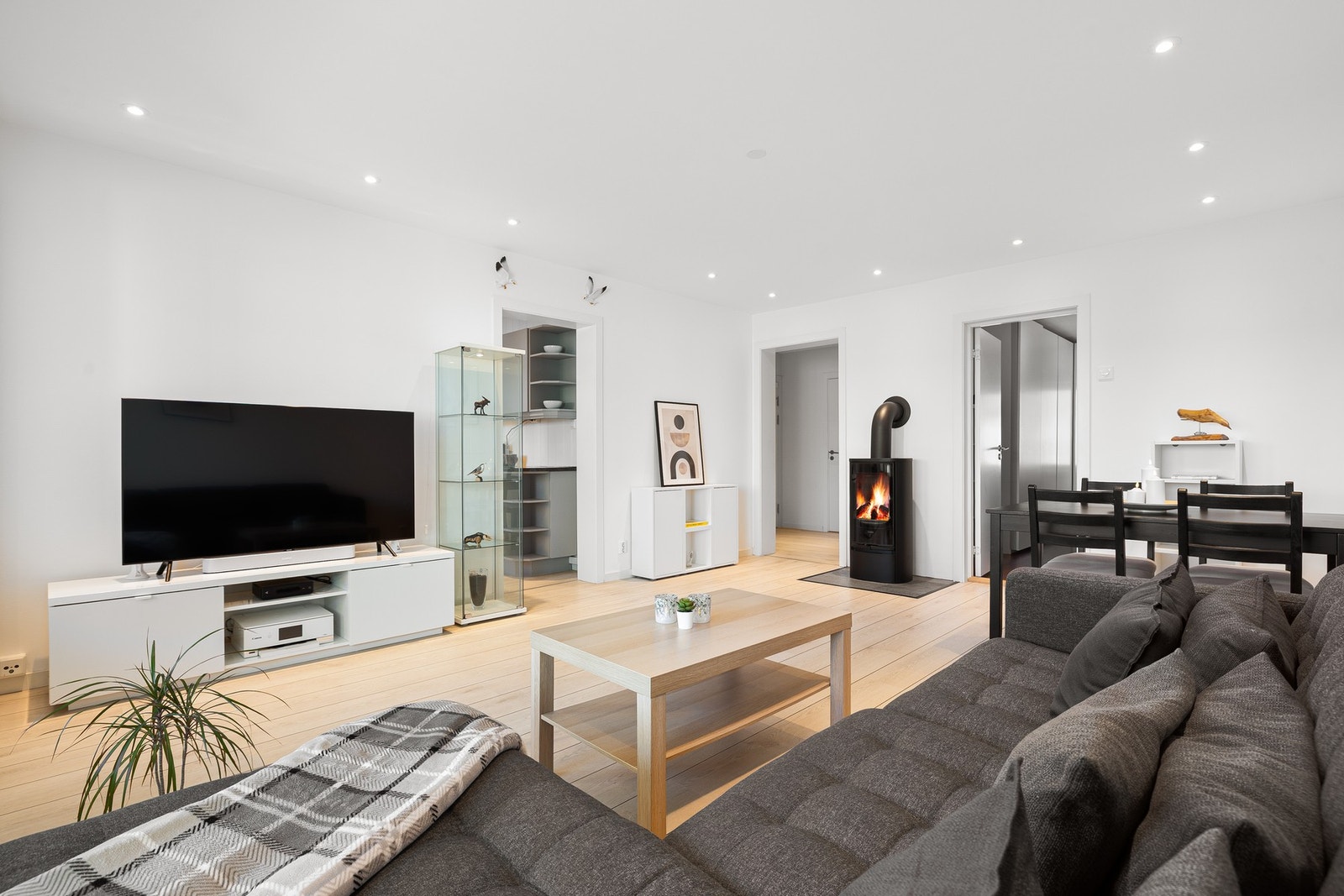 Stuen har gode veggflater og kan møbleres på flere ulike måter. Galleribilde