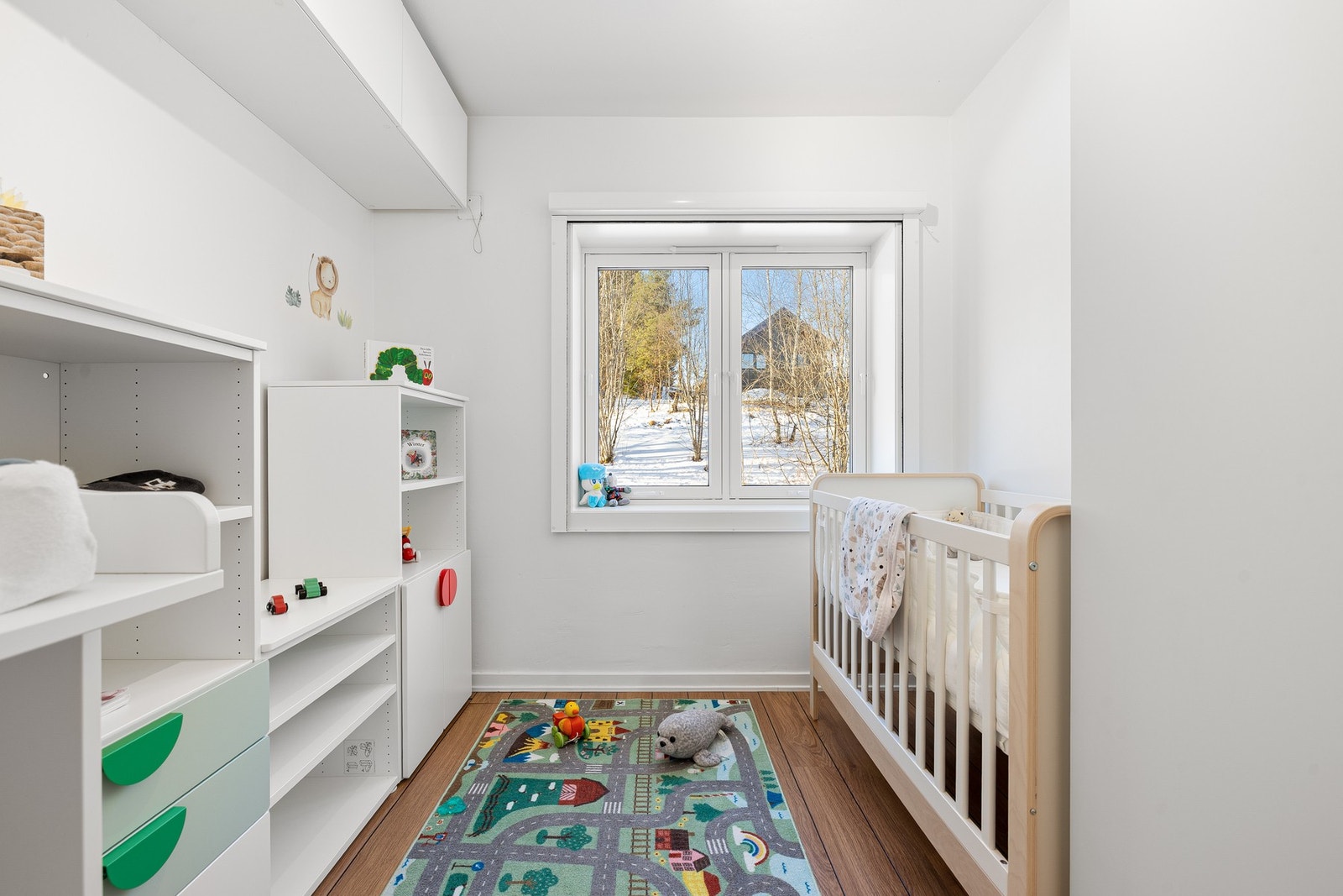 Leilighetens andre soverom er 6 kvm, og passer godt både som barnerom, gjesterom eller kontor. Galleribilde