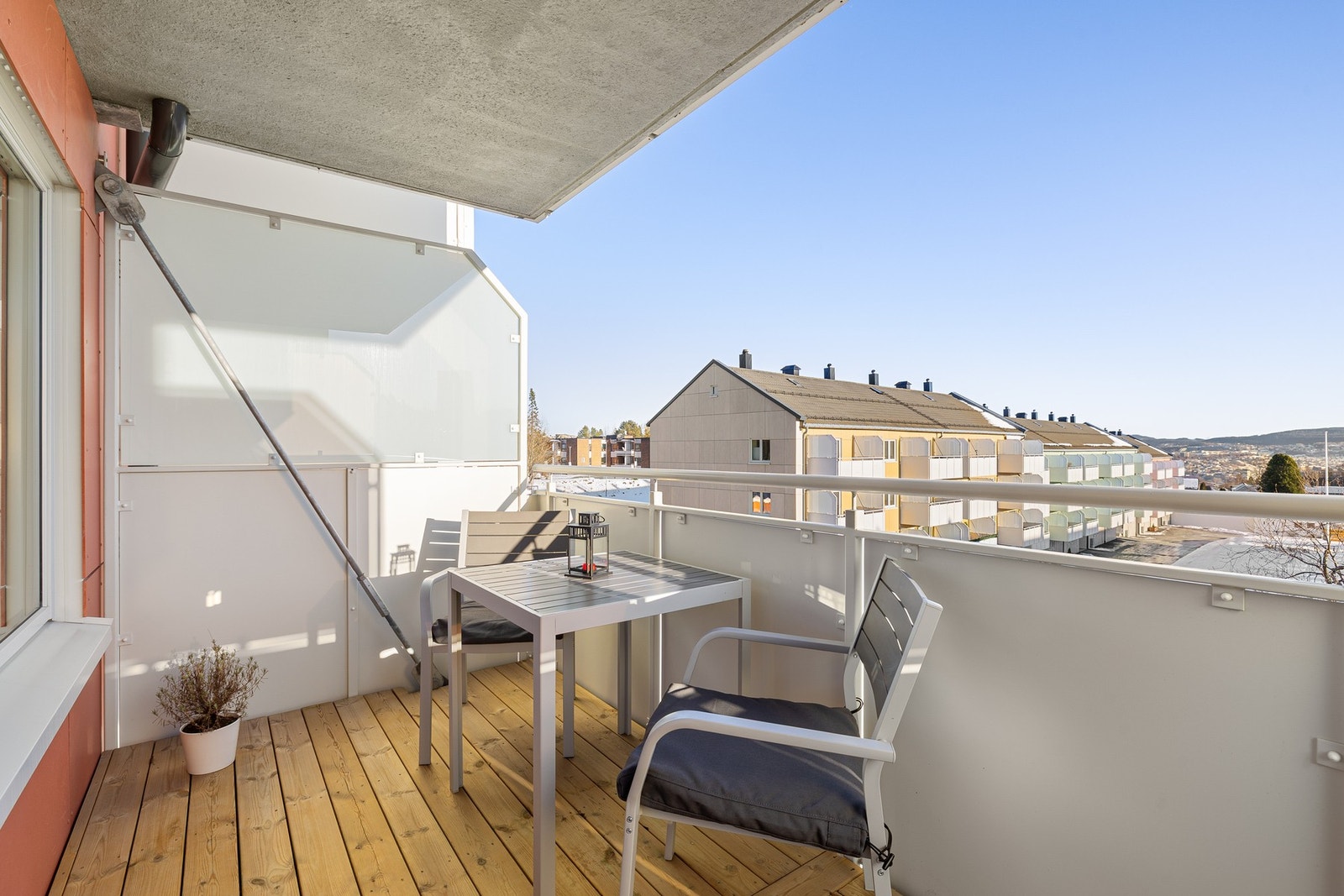 Balkongen er 7 kvm med takoverbygg, nye utelys og god plass til sittegruppe. Utemøblene kan lagres tørt hele året. Galleribilde