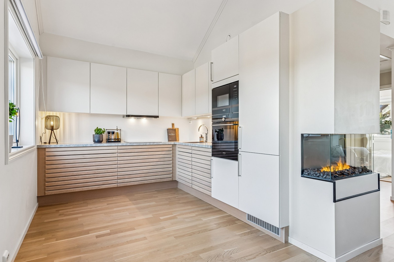 Gjennomtenkte detaljer og kvalitetsmaterialer understreker boligens høye standard. Galleribilde