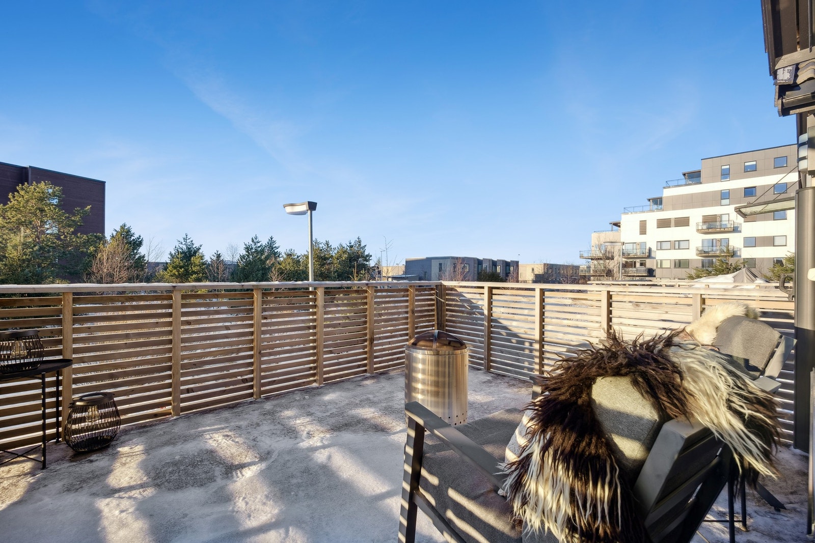 Terrassen byr på flotte solforhold og skaper en privat og avslappende ramme rundt utemiljøet. Galleribilde