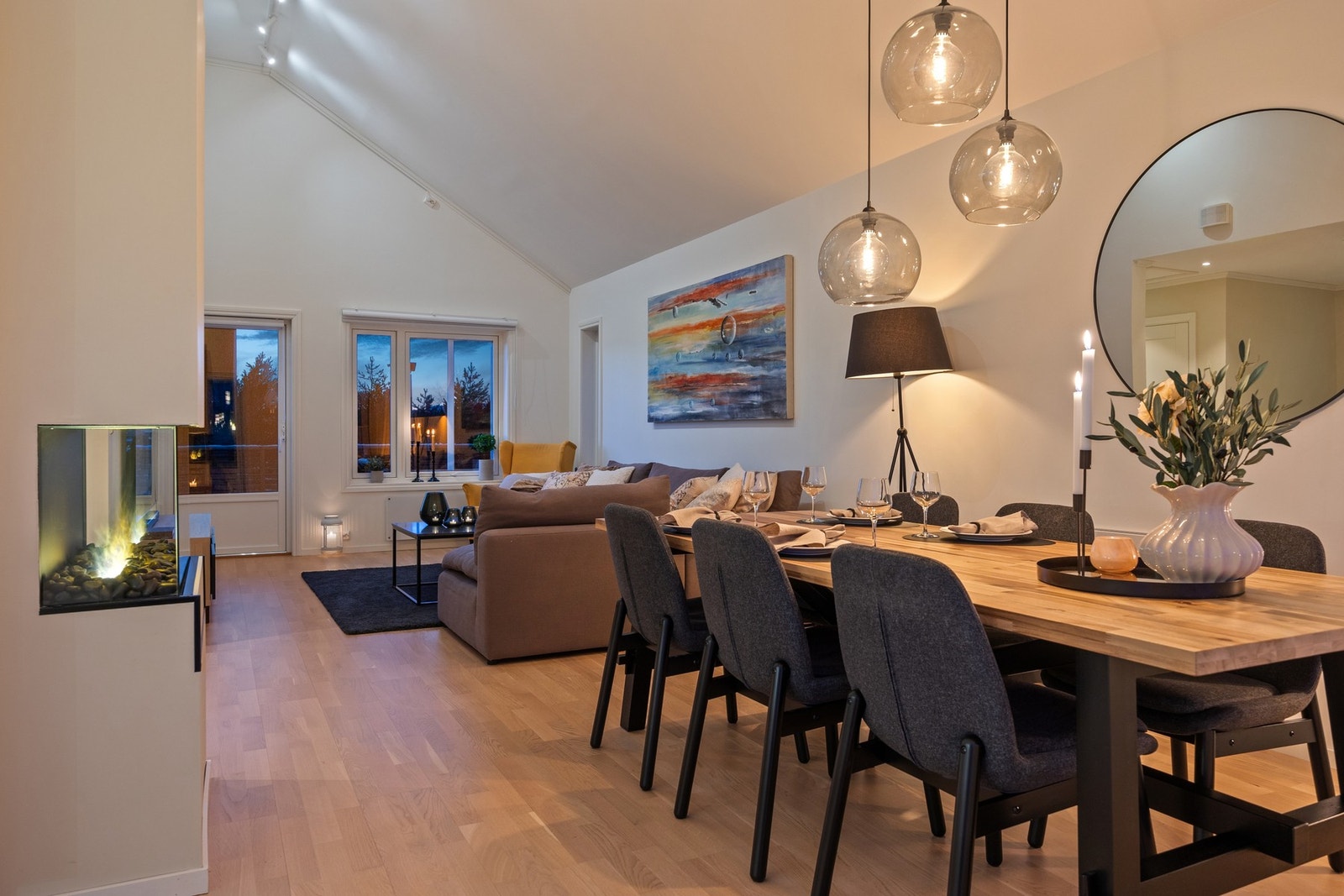 Fra oppholdsrommet er det utgang til romslig terrasse, perfekt for hyggelige sommerdager og sosiale sammenkomster. Galleribilde