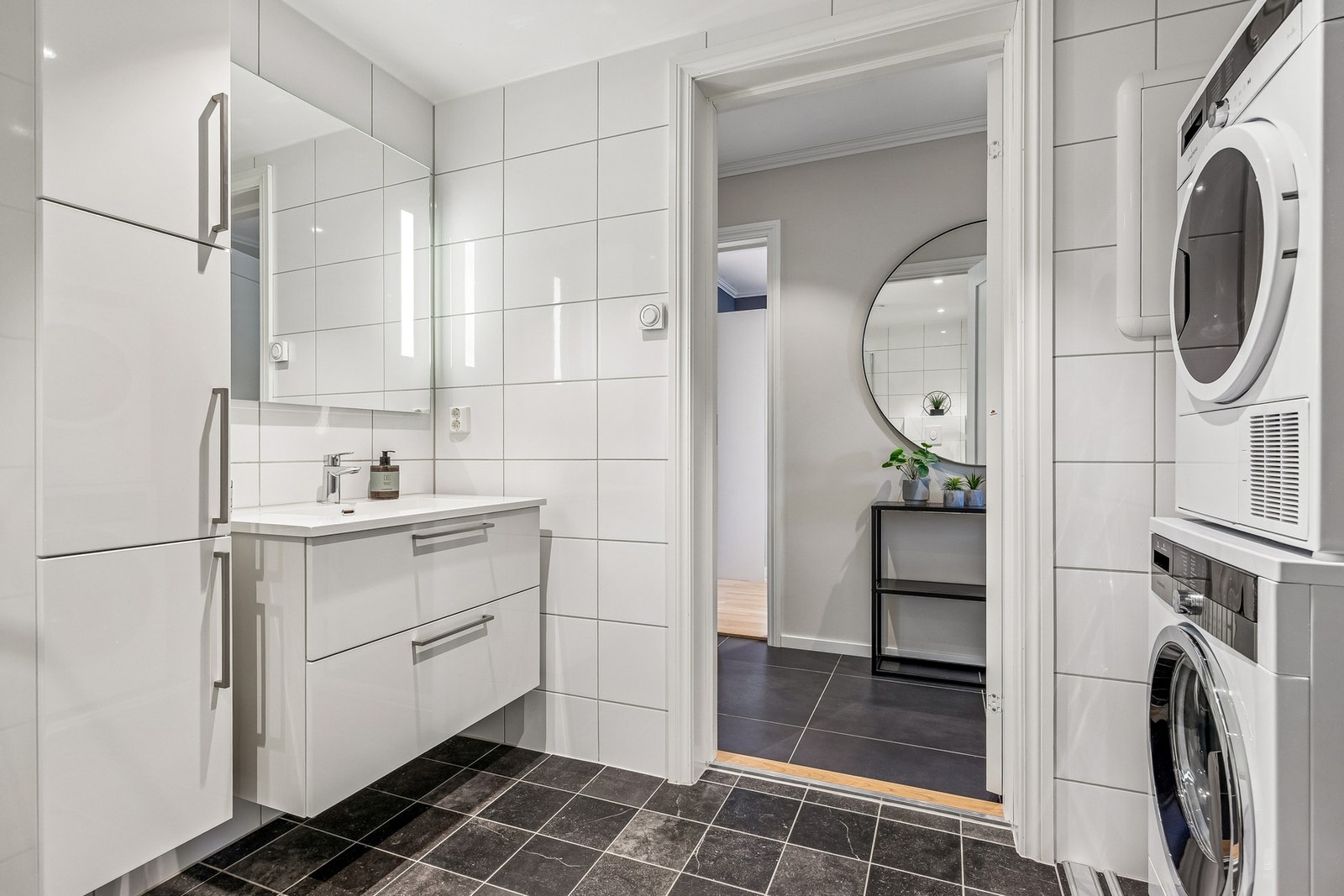 Delikat, helfliset bad med gulvvarme og moderne uttrykk, både praktisk og stilfullt. Galleribilde