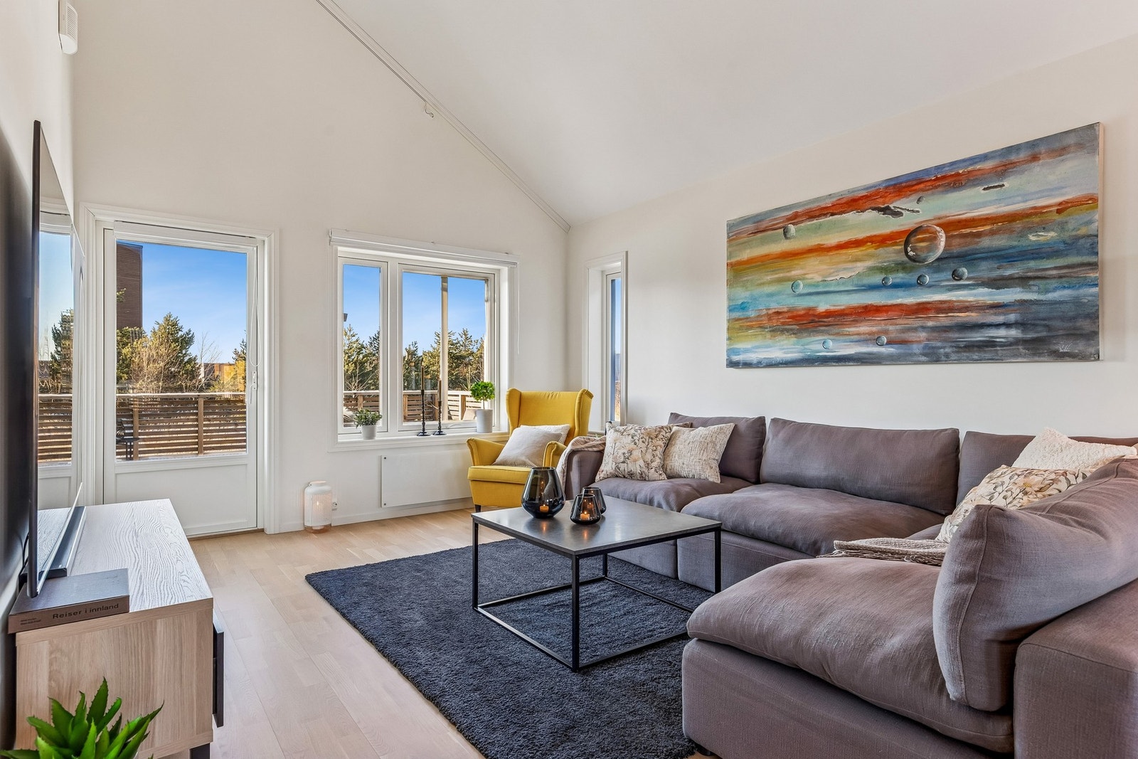 Delikat stue med parkett på gulv og malte overflater. God plass til sofagruppe og mediamøbler. Galleribilde