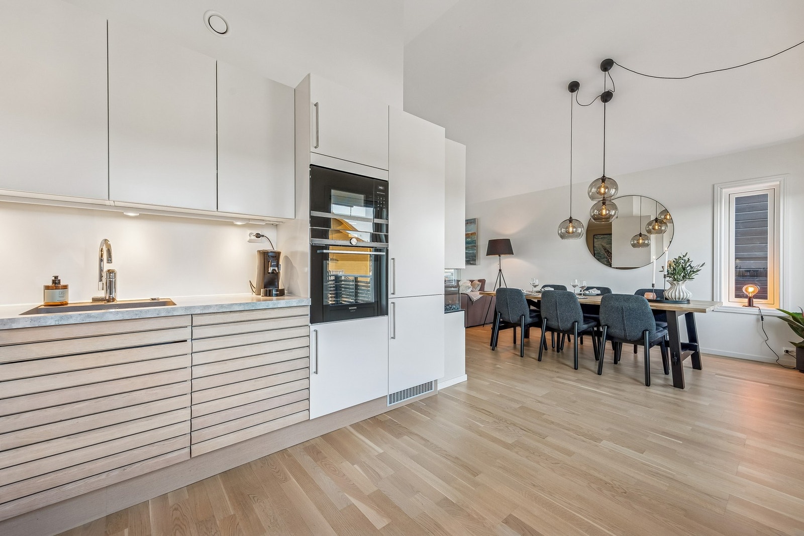 Kjøkkenet er sømløst integrert i oppholdsrommet og gir en sosial atmosfære hvor alle kan være med. Galleribilde