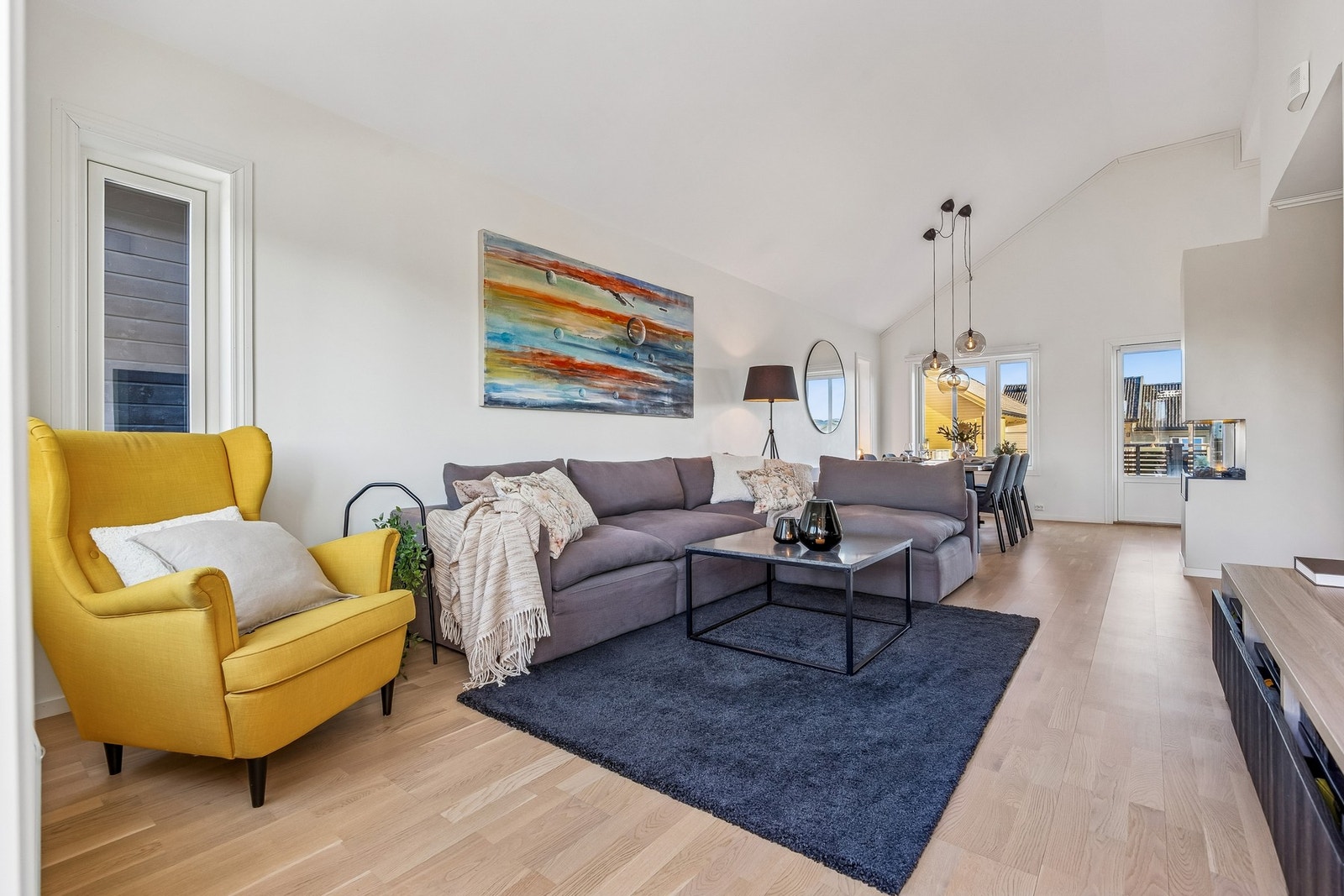 Lys, luftig og moderne stue med åpen løsning mot kjøkkenet som gir et naturlig samlingspunkt for både hverdag og selskap. Galleribilde