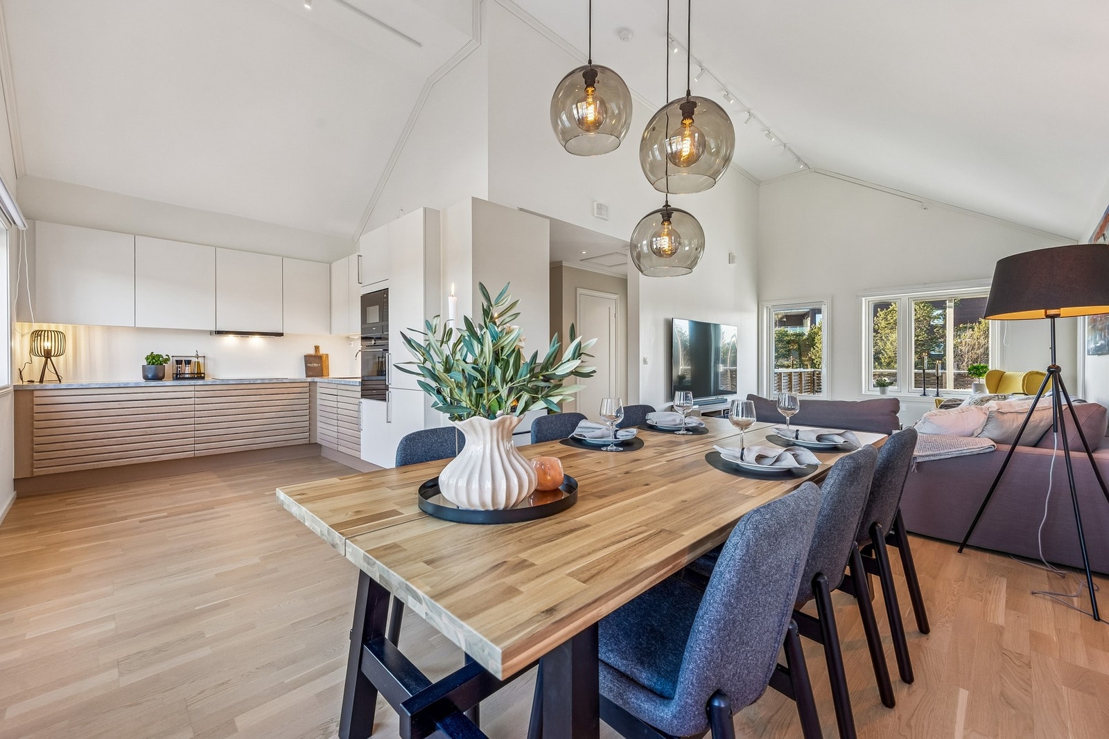 Velkommen til en moderne og gjennomført bolig med god planløsning over to etasjer, beliggende i et attraktivt og familievennlig boligområde på Tiller. Galleribilde