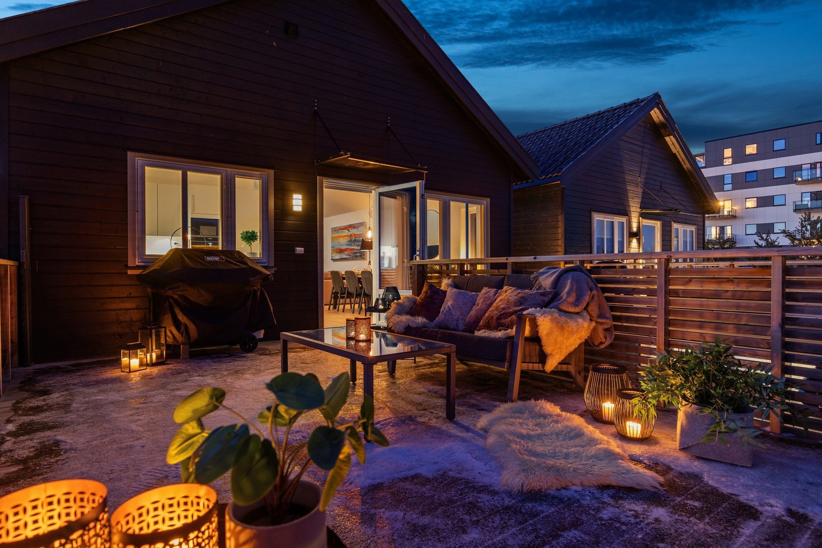 Terrassen er romslig og lett å møblere, med plass til flere soner for både avslapning og bespisning. Galleribilde