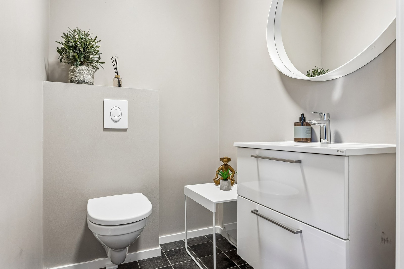 Praktisk og pent WC-rom med moderne innredning. Dette er ideelt for gjester. Galleribilde