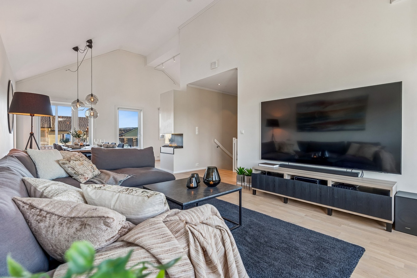 Boligen fremstår som lys, innbydende og funksjonell, med kvalitetsmaterialer og en rød tråd i farge- og materialvalg. Galleribilde