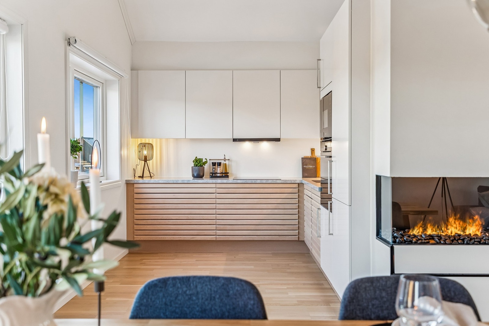 Stilrent og moderne kjøkken med integrerte hvitevarer og gode arbeidsflater. Både funksjonelt og estetisk tiltalende. Galleribilde