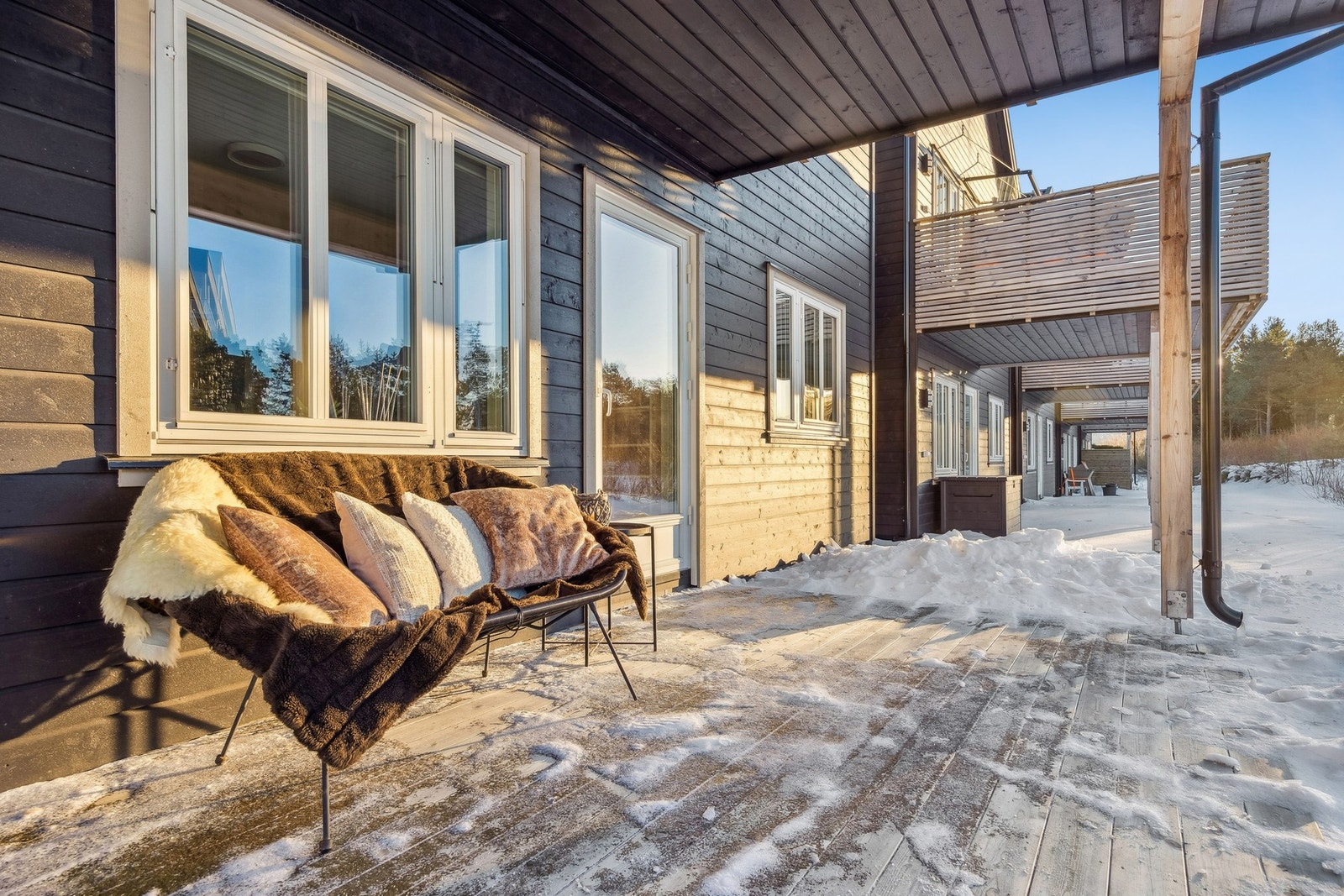 Platting som gir en privat og hyggelig uteplass rett utenfor soverommet. Galleribilde