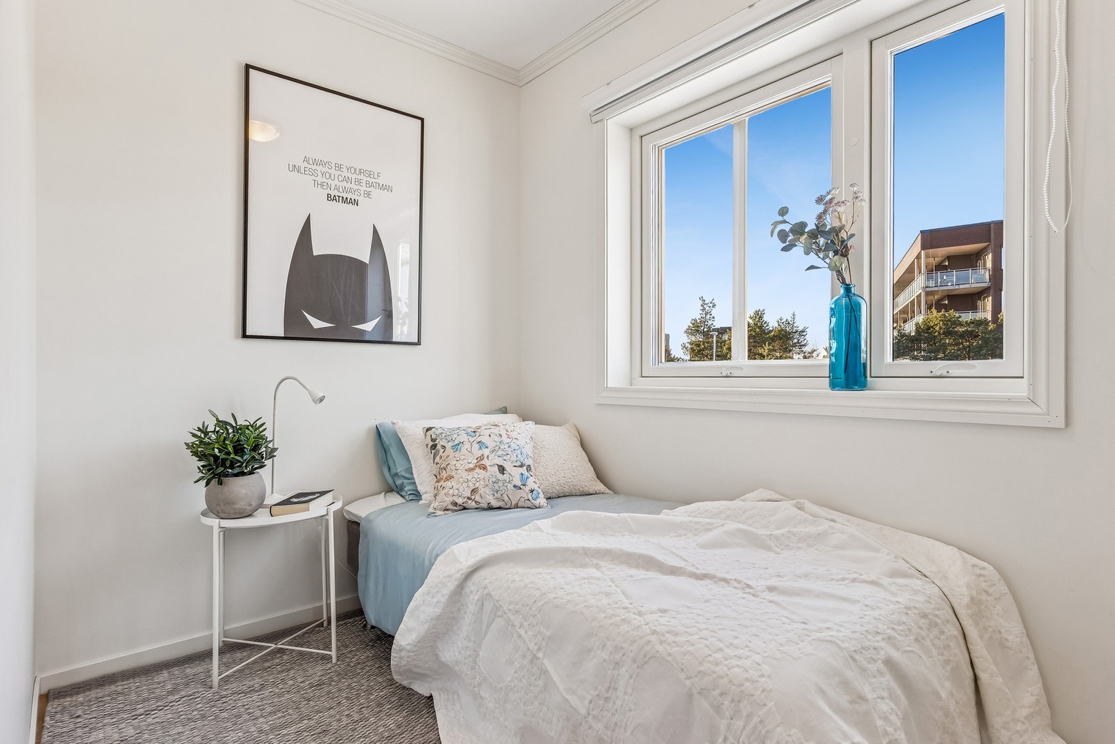 Behagelig soverom med rolig atmosfære og gode møbleringsmuligheter Galleribilde