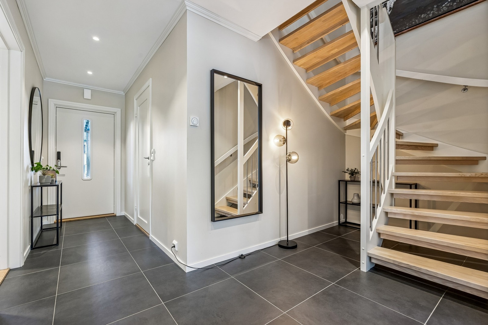 Elegant trappeløsning som binder etasjene sammen på en harmonisk måte. Galleribilde