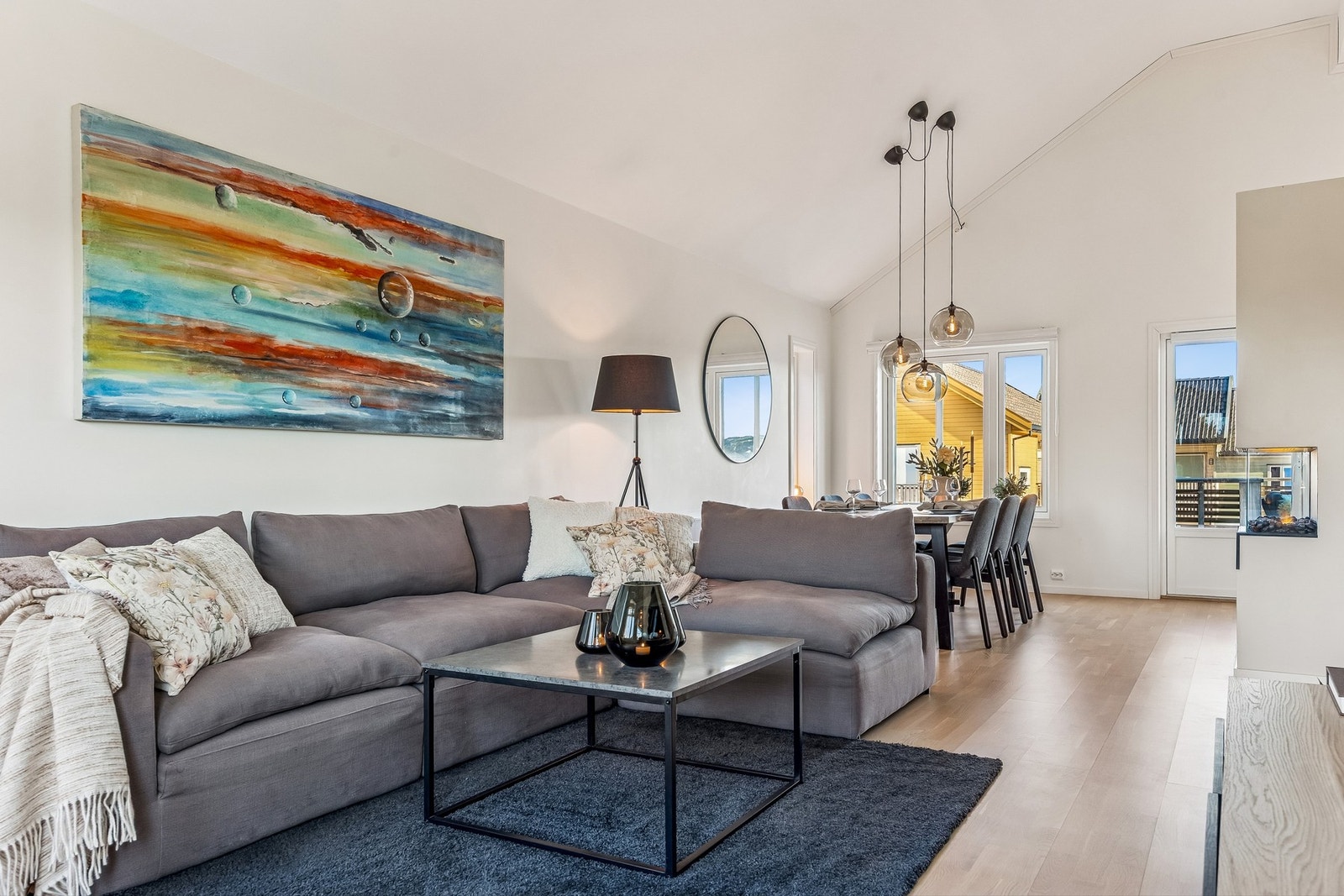 Romslig stue med store vindusflater som slipper inn rikelig med dagslys og gir en behagelig romfølelse. Galleribilde