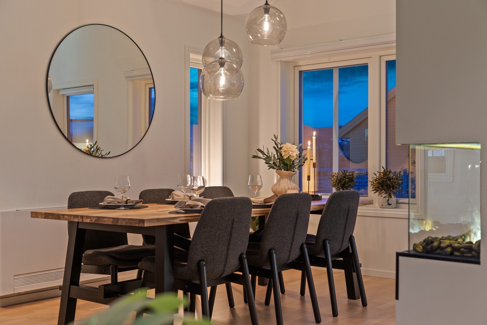 Spiseplass med god plass til stort spisebord. Perfekt for både hverdagsmåltider og selskaper. Galleribilde