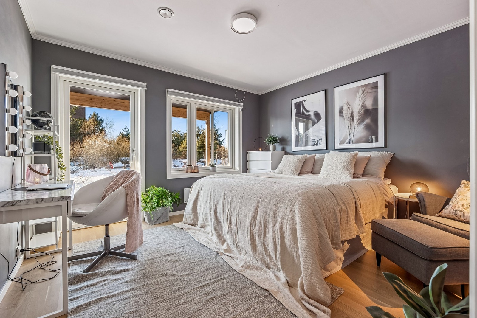 Romslig soverom med direkte utgang til platting. En ekstra luksus i hverdagen. Galleribilde