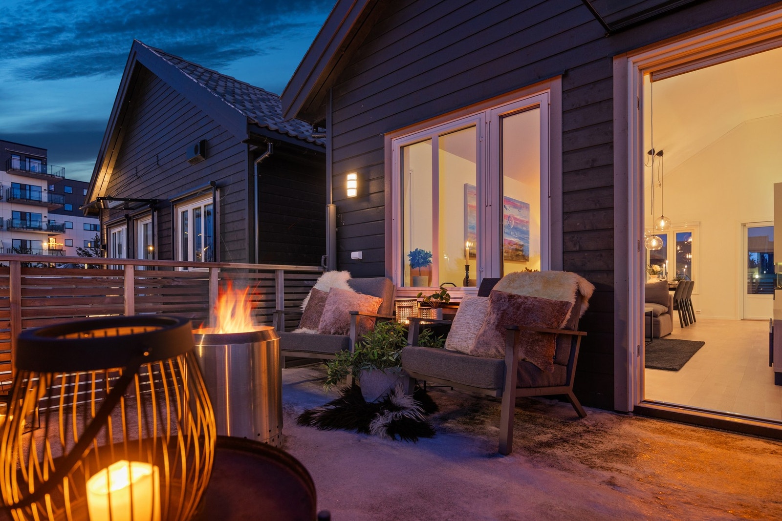 Romslig terrasse som fungerer som en naturlig forlengelse av oppholdsrommet, med god plass til både spisegruppe og loungemøbler. Galleribilde