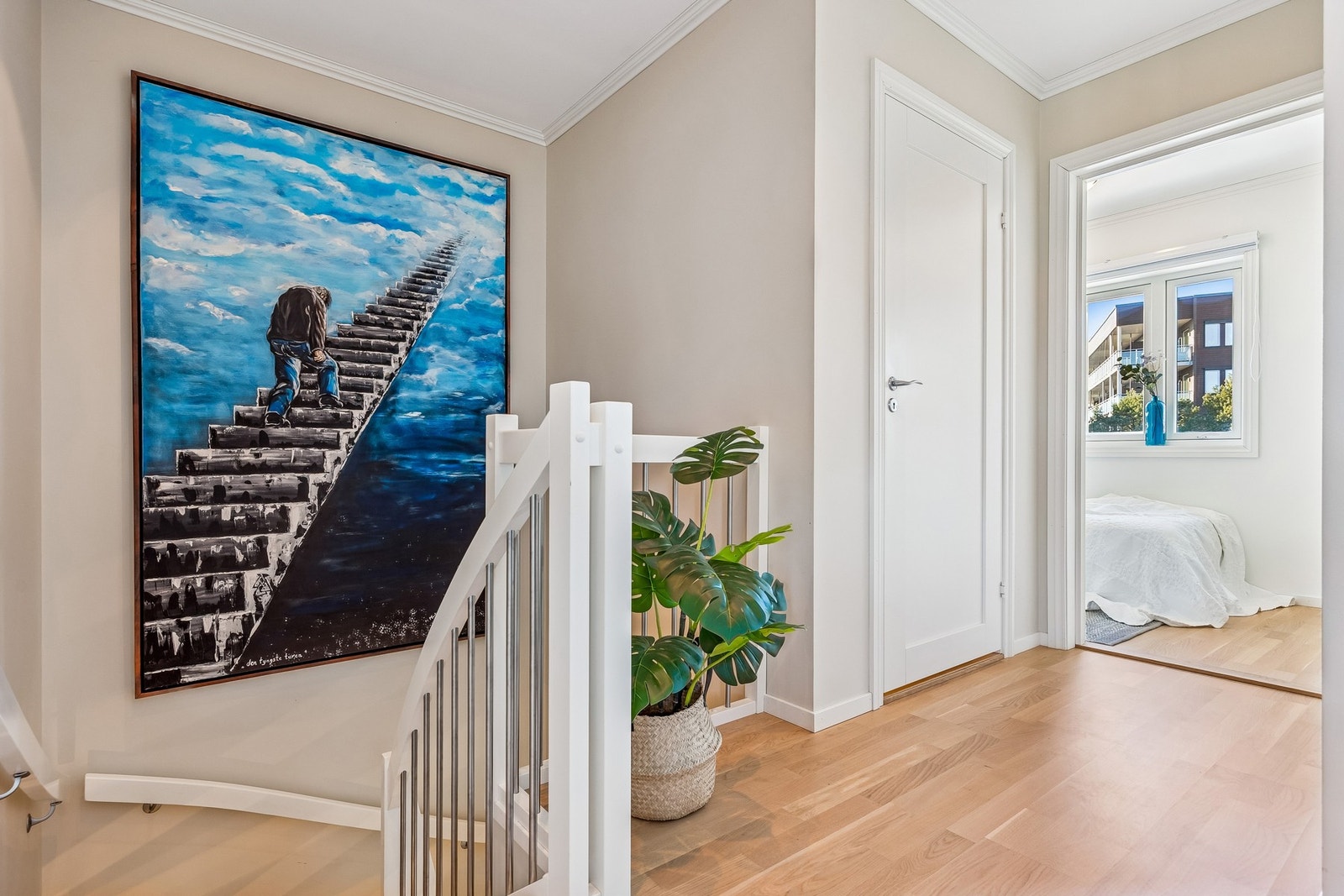 Delikat gang med parkett, downlights og et stilrent uttrykk som gir et eksklusivt helhetsinntrykk. Galleribilde