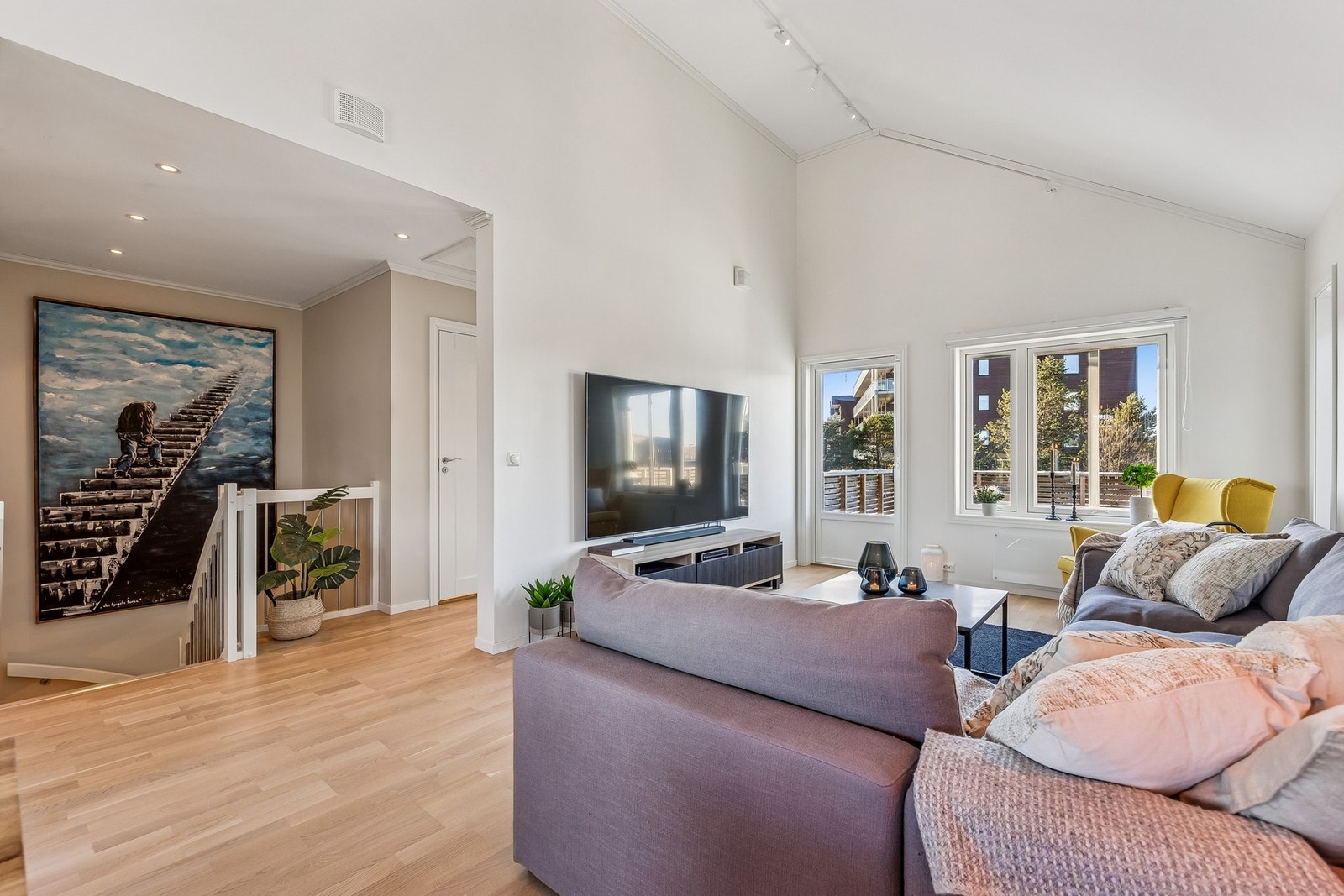 Boligen er gjennomgående vurdert til tilstandsgrad 1 på nesten alle kontrollerte punkter, noe som indikerer normal og forventet slitasje ut fra alder og type. Galleribilde