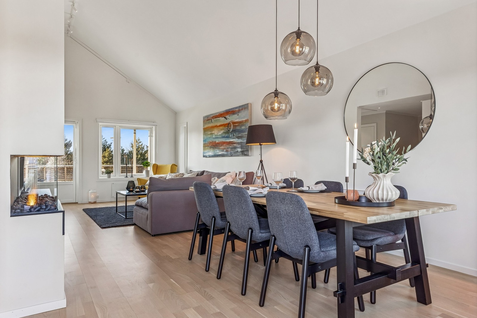 Stuen har en naturlig overgang til spiseplassen, som gir gode soner for både avslapning og sosiale sammenkomster. Galleribilde