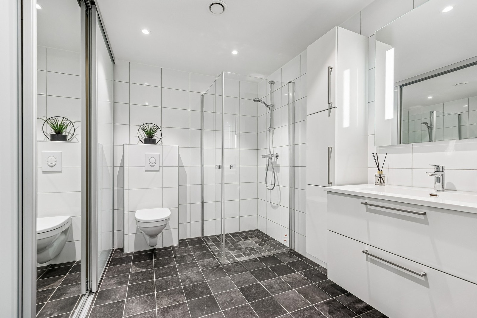 Dusjsone med innfellbare dusjdører og rene linjer som gir et eksklusivt preg. Galleribilde