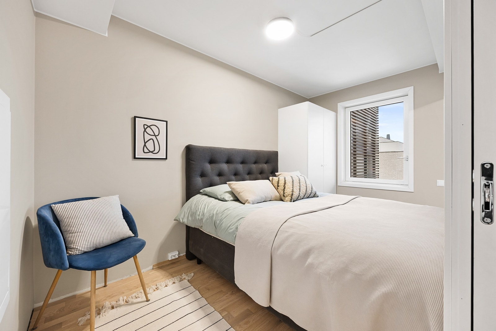 Soverommet er av god størrelse og kan enkelt innredes med både dobbeltseng og nattbord. Galleribilde