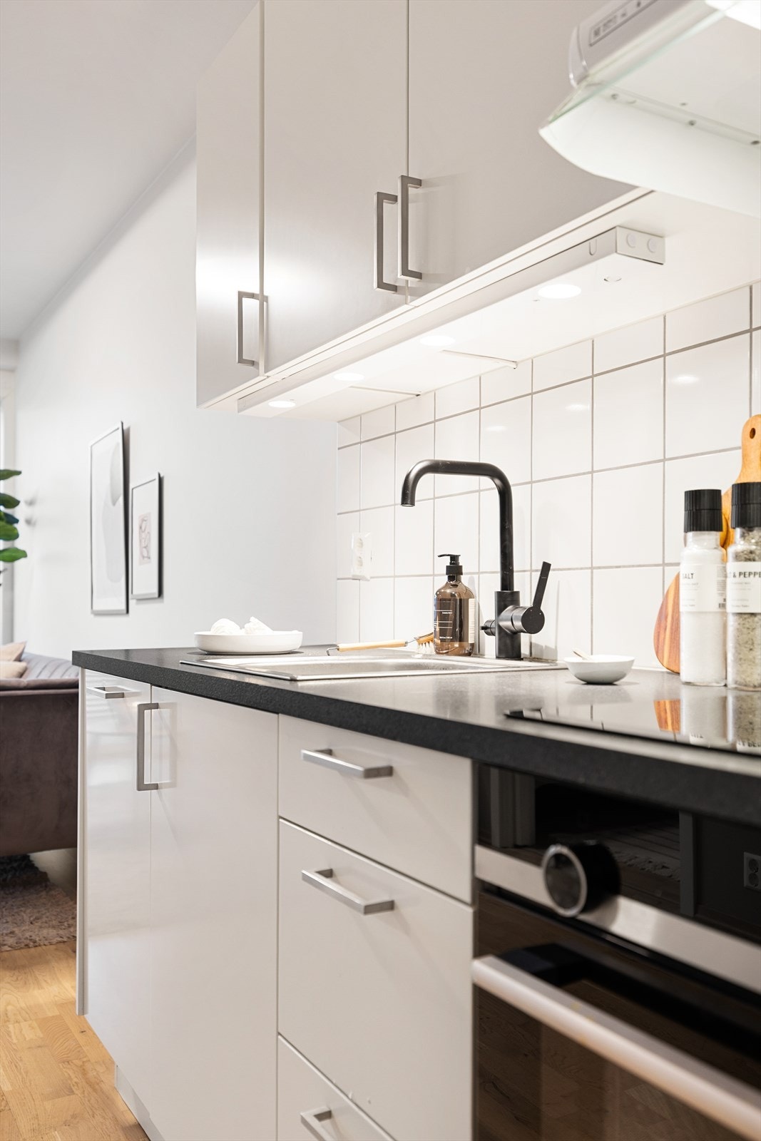 Boligen har en åpen kjøkkenløsning som gir en luftig og sosial romfølelse. Galleribilde