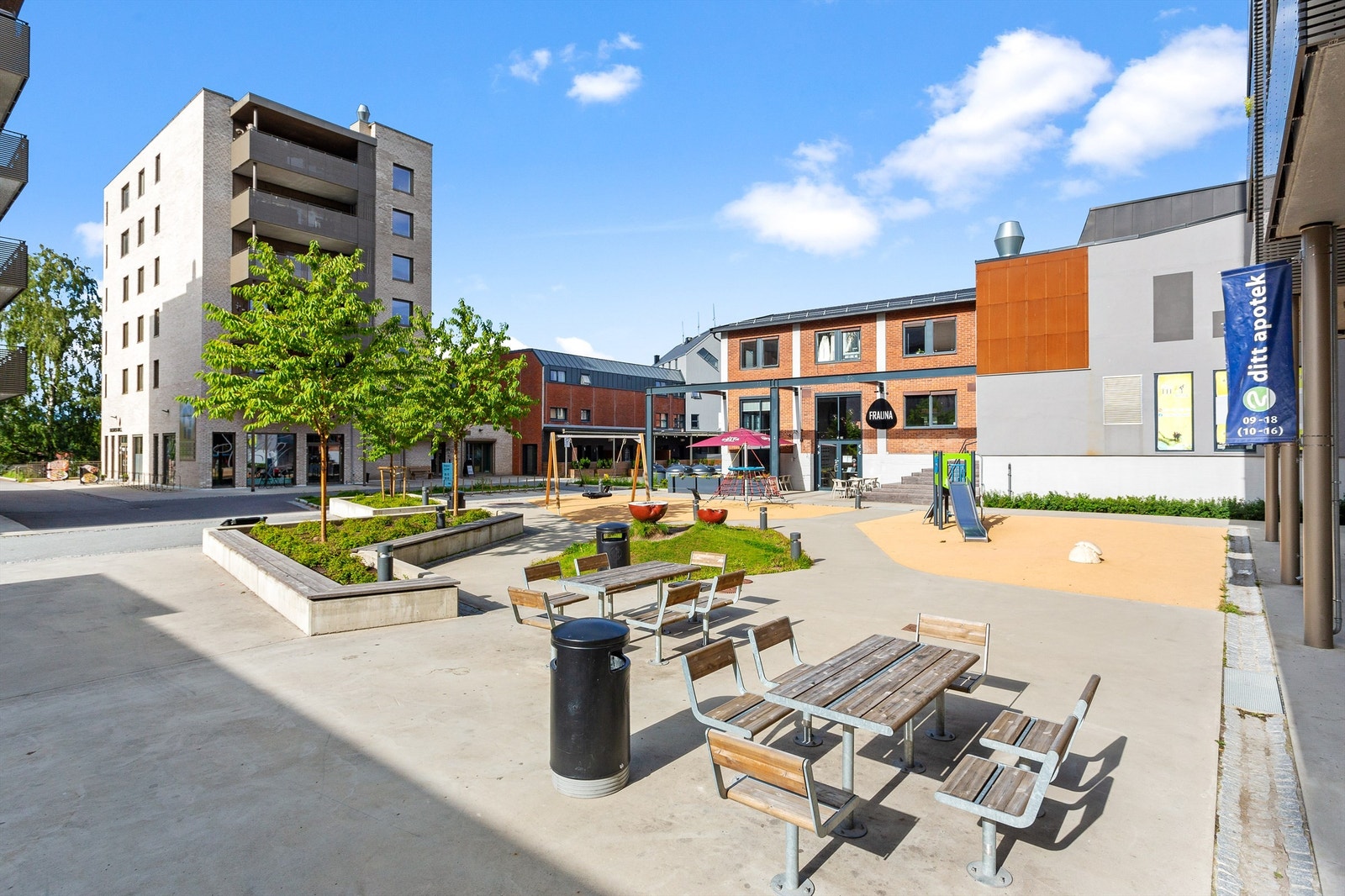 Frognerveien 5A ligger i et trygt og sentralt boligområde på Frogner i Lillestrøm kommune. Her bor du i et veletablert og rolig nabolag, med umiddelbar nærhet til alt du trenger i hverdagen. Galleribilde