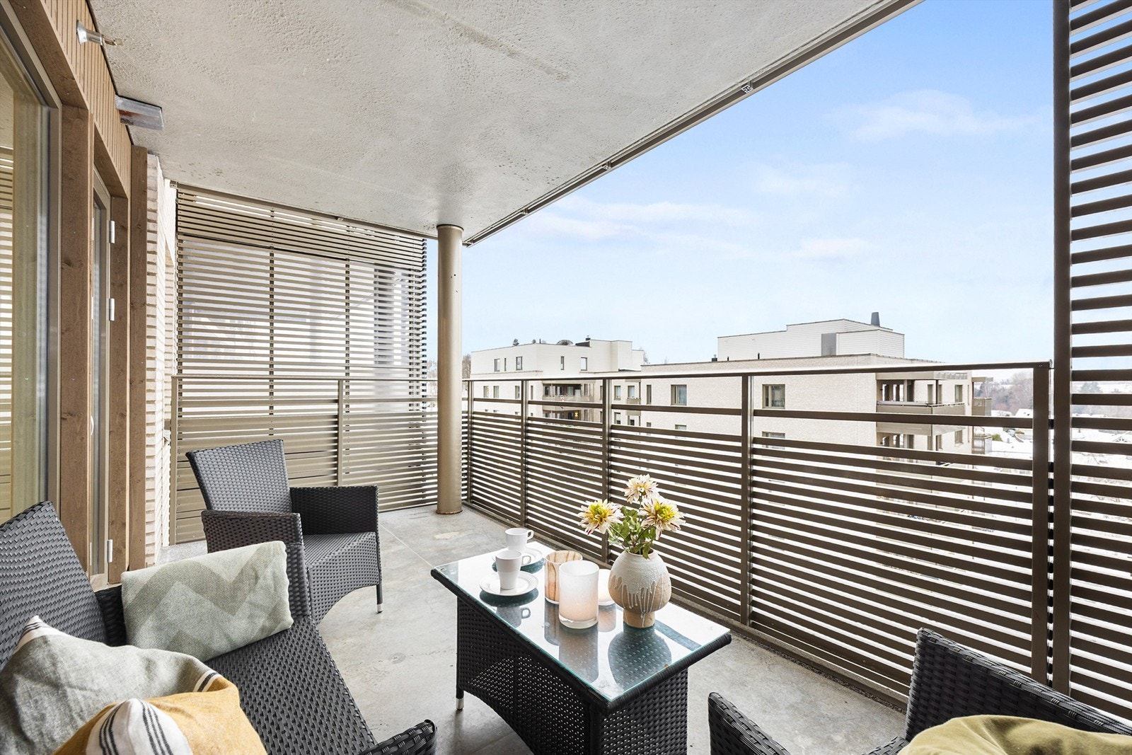 Balkongen har god plass til sittegruppe. Galleribilde