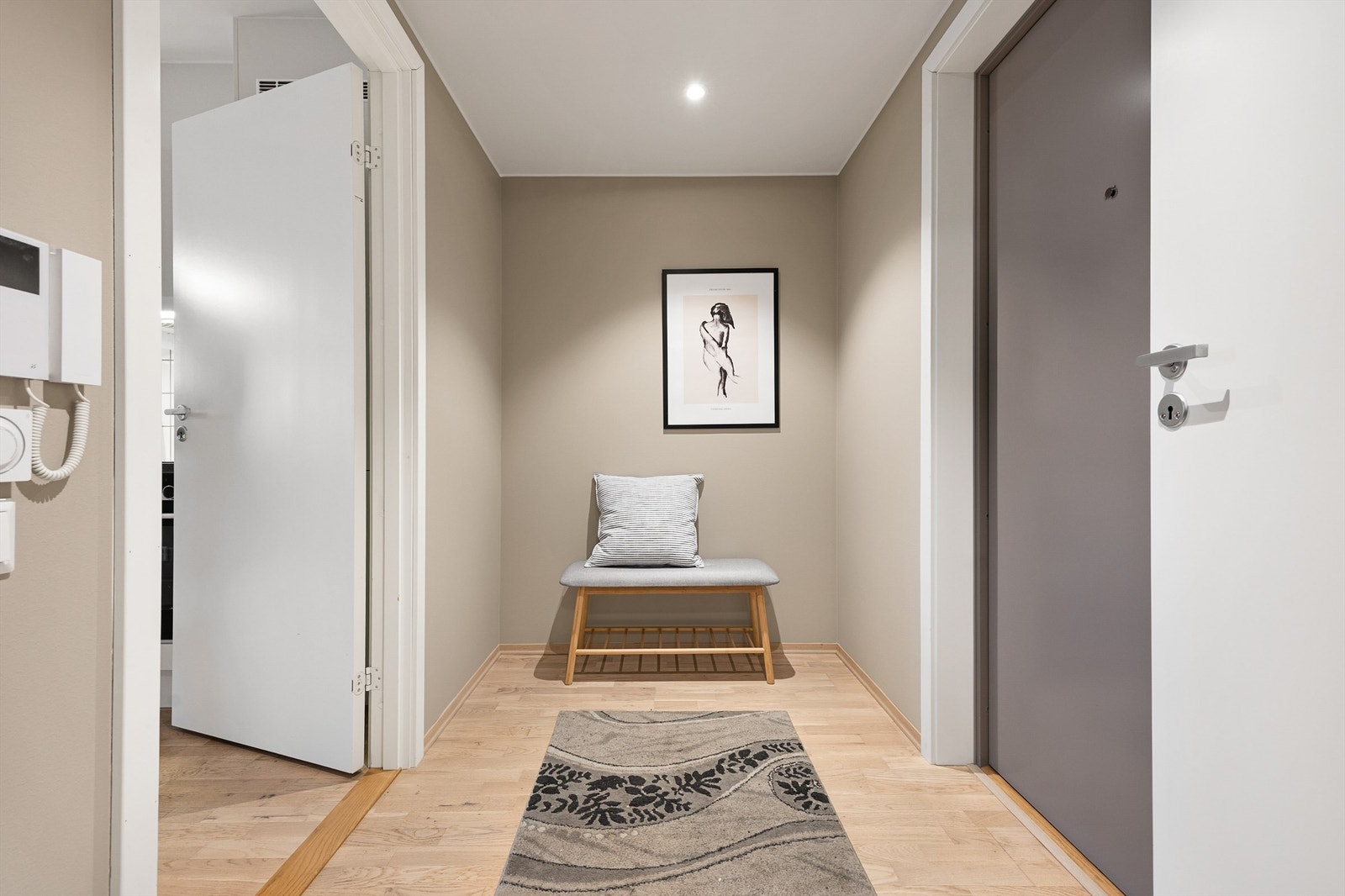 Det er god plass med mulighet for montering av oppheng til yttertøy og oppbevaring av sko. Galleribilde