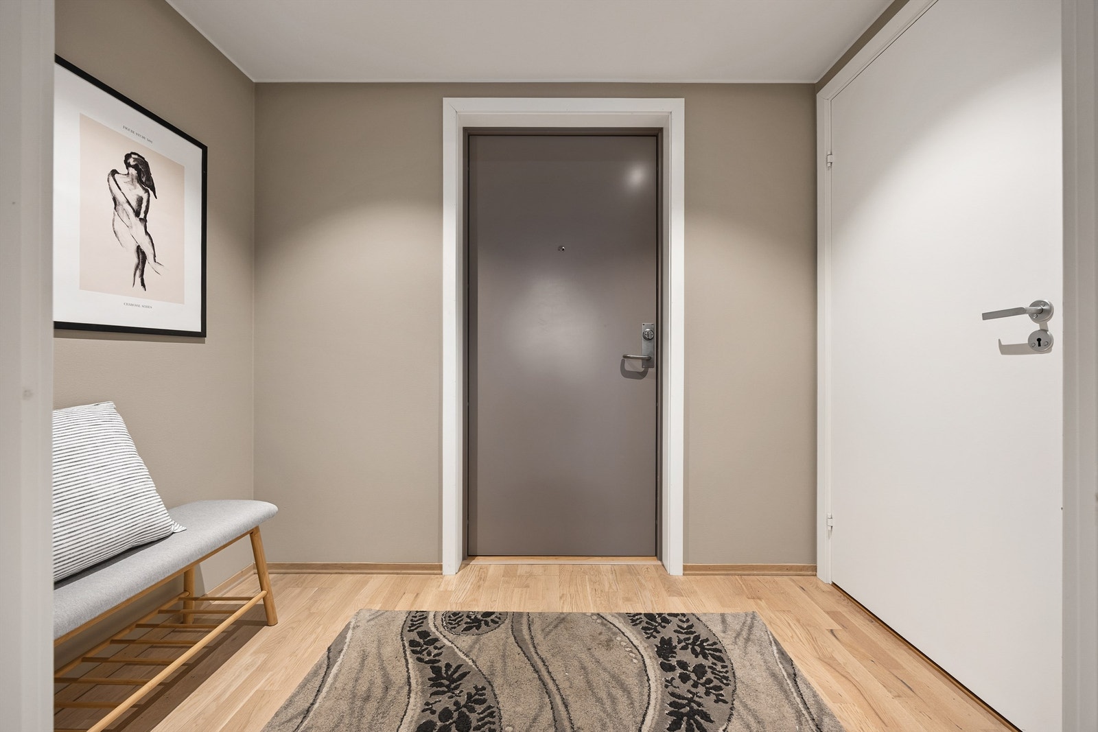 Fra entréen er det direkte adkomst til en romslig bod med praktisk lagringsplass. Galleribilde