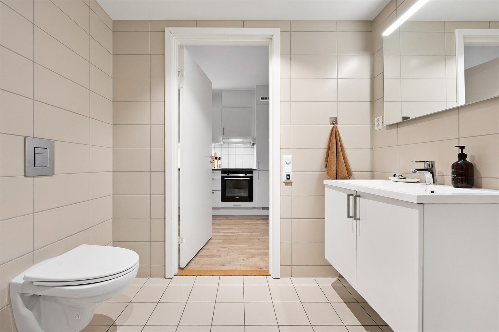 Badet er fra byggeår og har flislagt gulv med behagelig gulvvarme samt flislagte vegger. Galleribilde