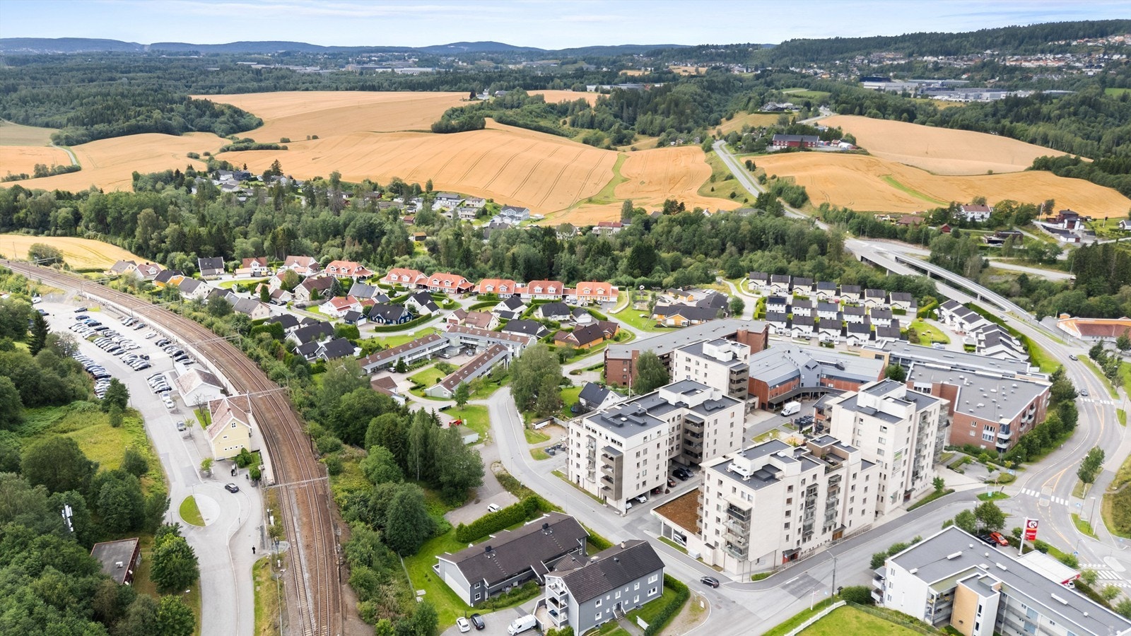 Området byr på gode muligheter for en aktiv livsstil. Frognerhallen og Frogner idrettspark ligger i gangavstand og tilbyr et variert utvalg av trenings- og aktivitetstilbud. Et bredere spekter av servicetilbud. Galleribilde