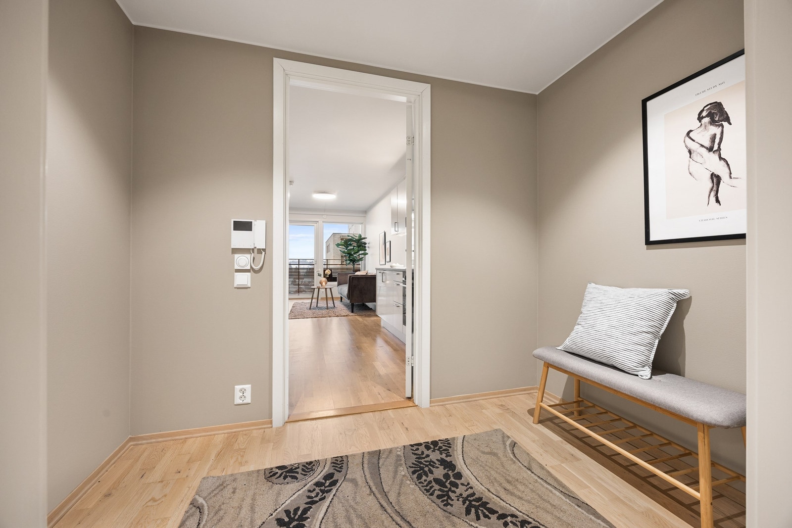 Leiligheten har en lys og innbydende entré som gir et godt førsteinntrykk. Galleribilde