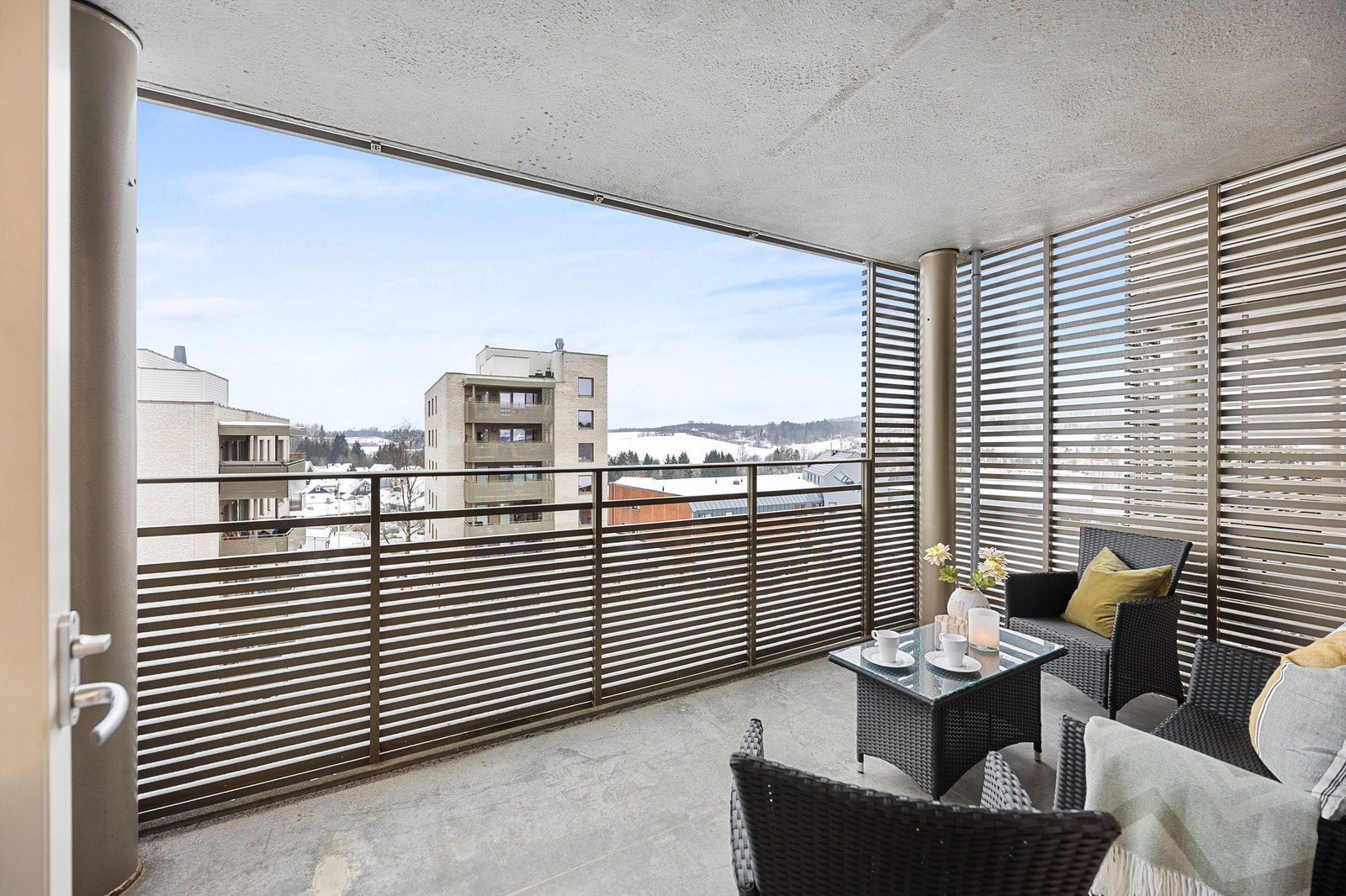 Direkte utgang fra stue/kjøkken til balkong. Galleribilde