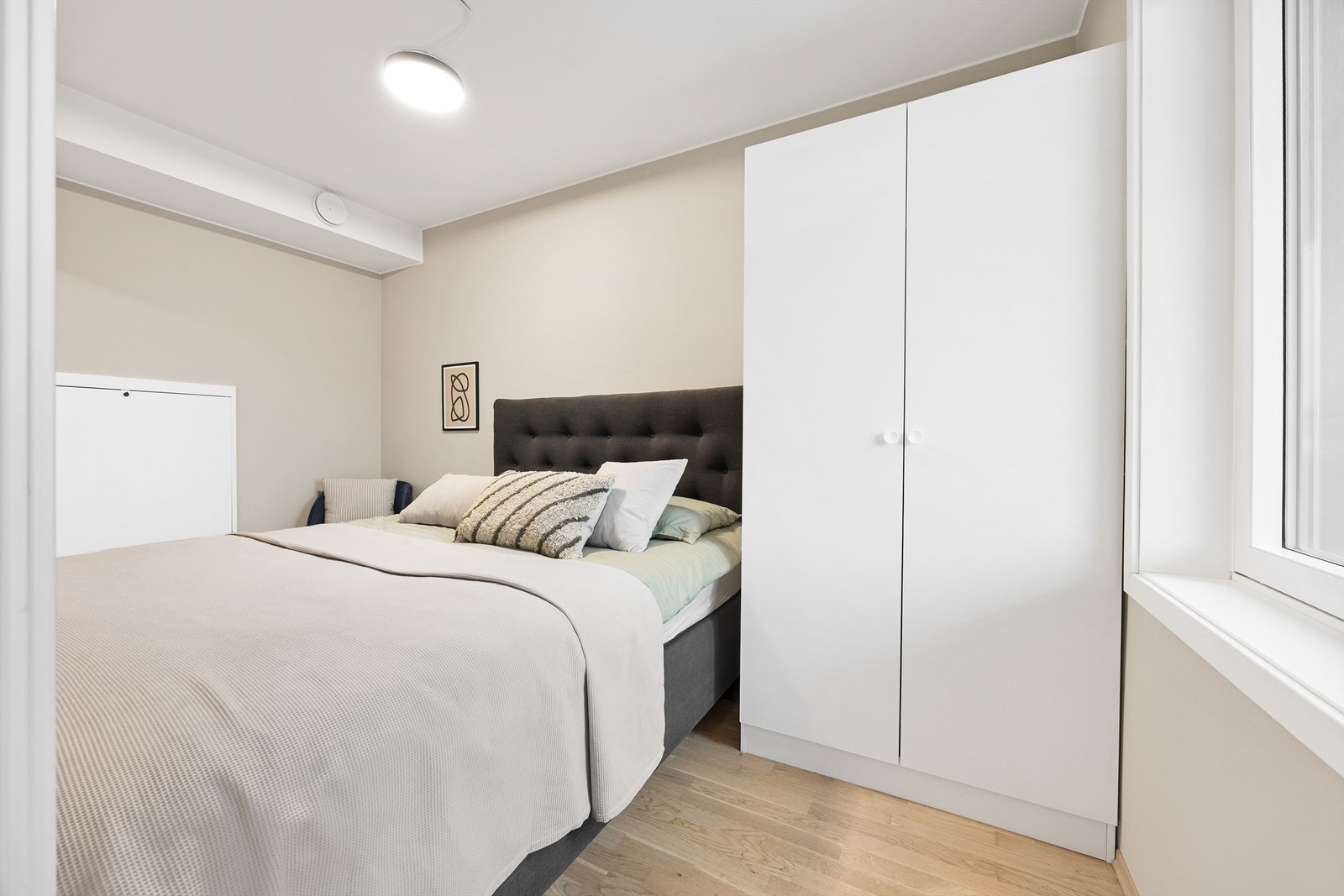 Det er god oppbevaringsplass i et romslig garderobeskap. Galleribilde