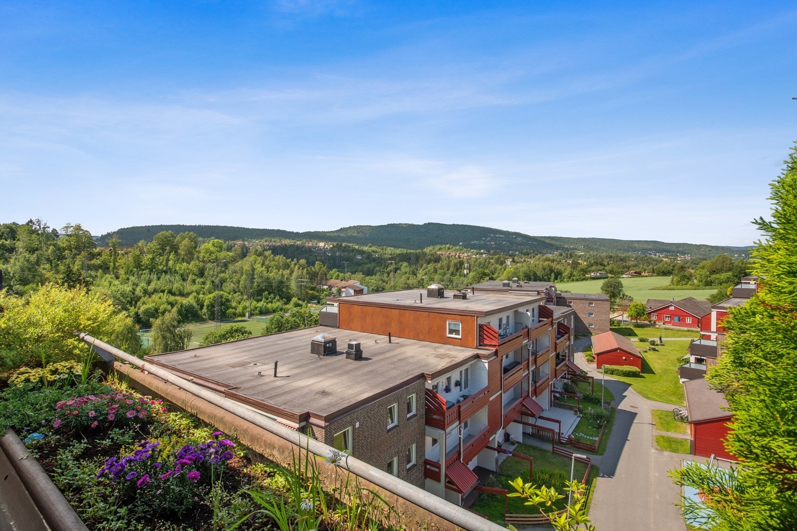 Flott utsikt over omkringliggende natur og landskap. Galleribilde