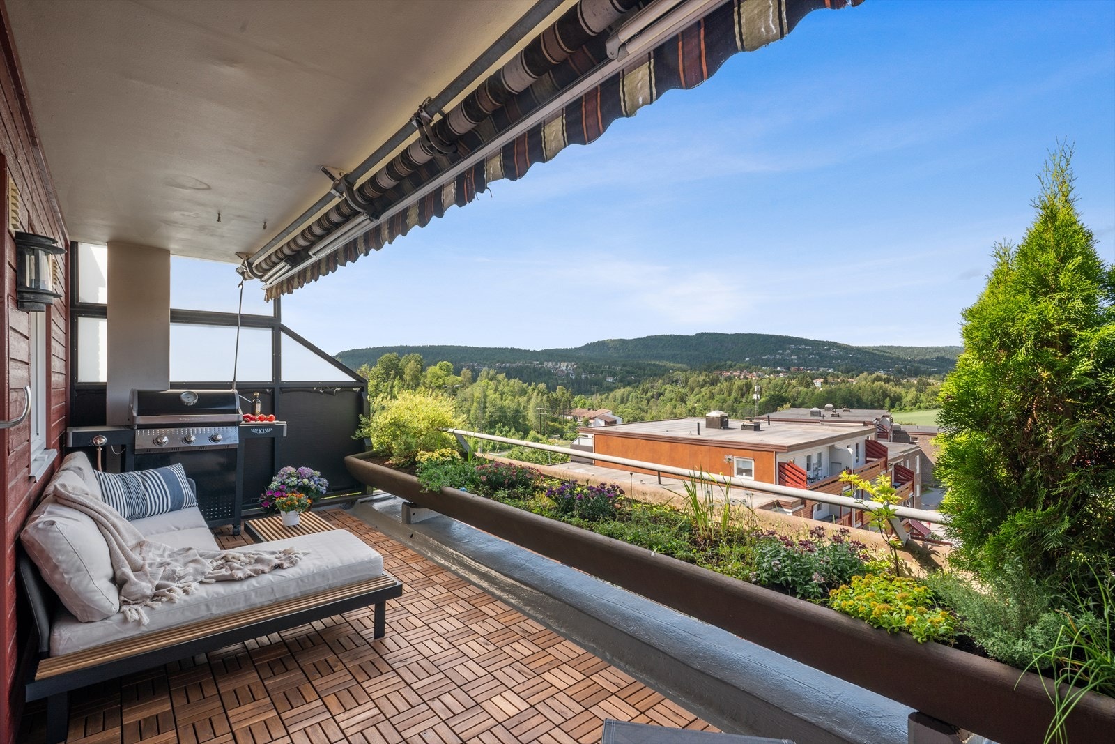 Verandaen har god plass til grillutstyr og utemøbler. Galleribilde