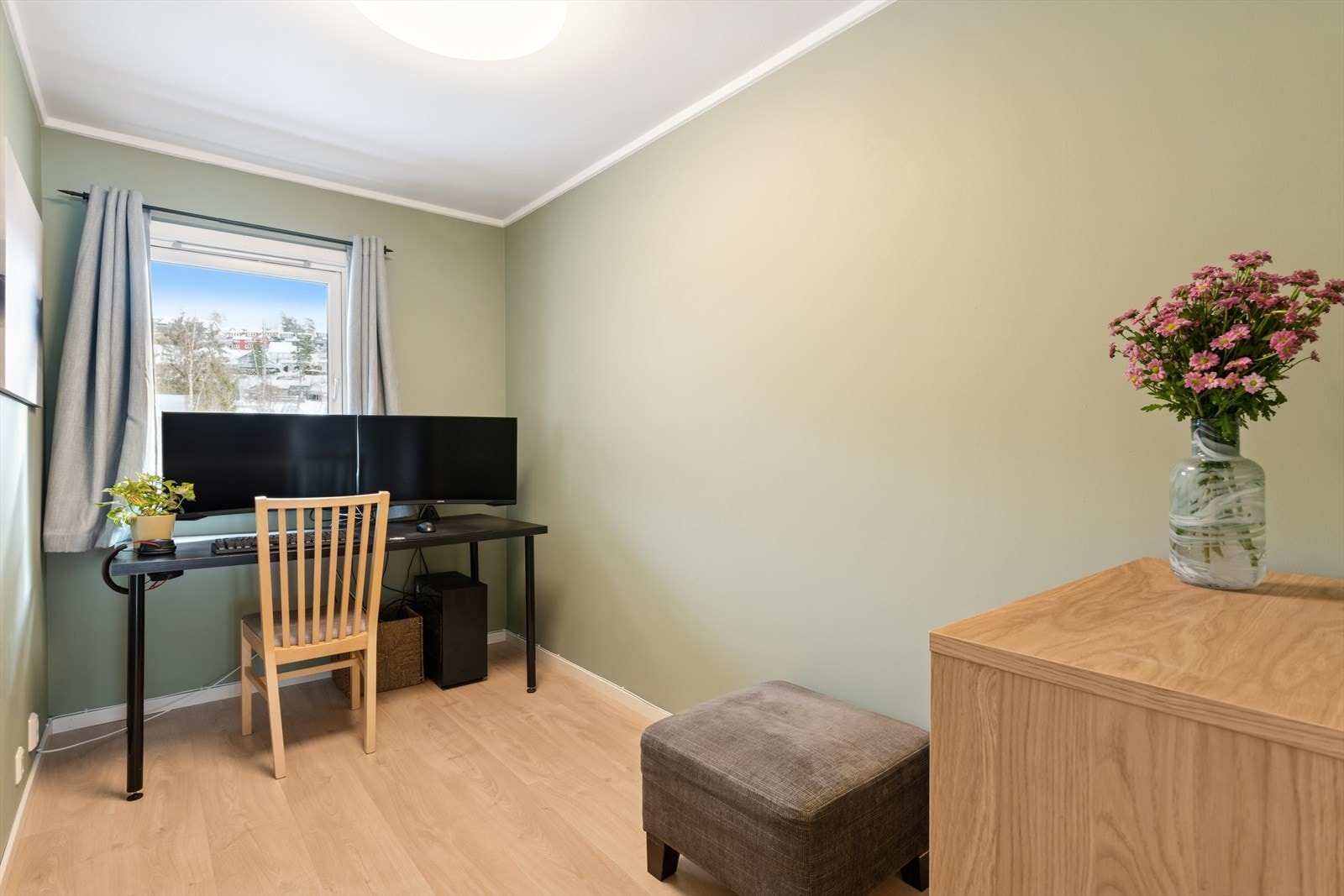 Kontoret har plass til skrivebord og oppbevaring. (Ikke godkjent/omsøkt til kommunen, men godkjent av styret - se salgsoppgave.) Galleribilde