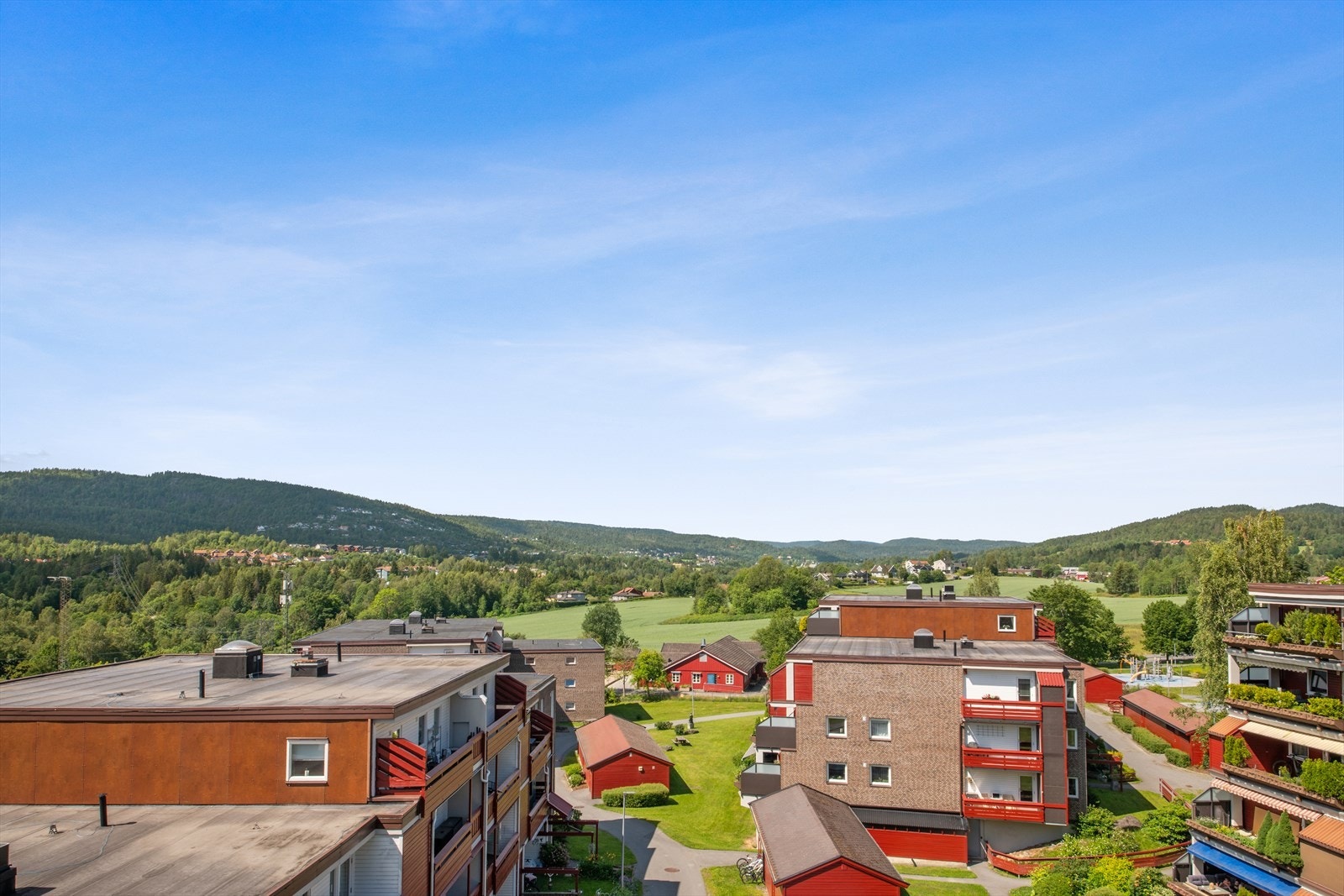 Servicetilbudet er godt med flere dagligvarebutikker i nærheten, samt et variert utvalg av butikker og tjenester på Bærums Verk og nærliggende sentre. Galleribilde
