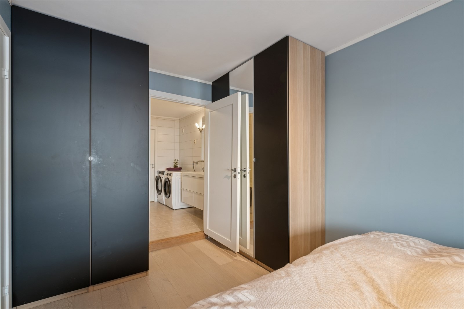 To garderobeskap gir effektiv oppbevaring i soverommet. Galleribilde