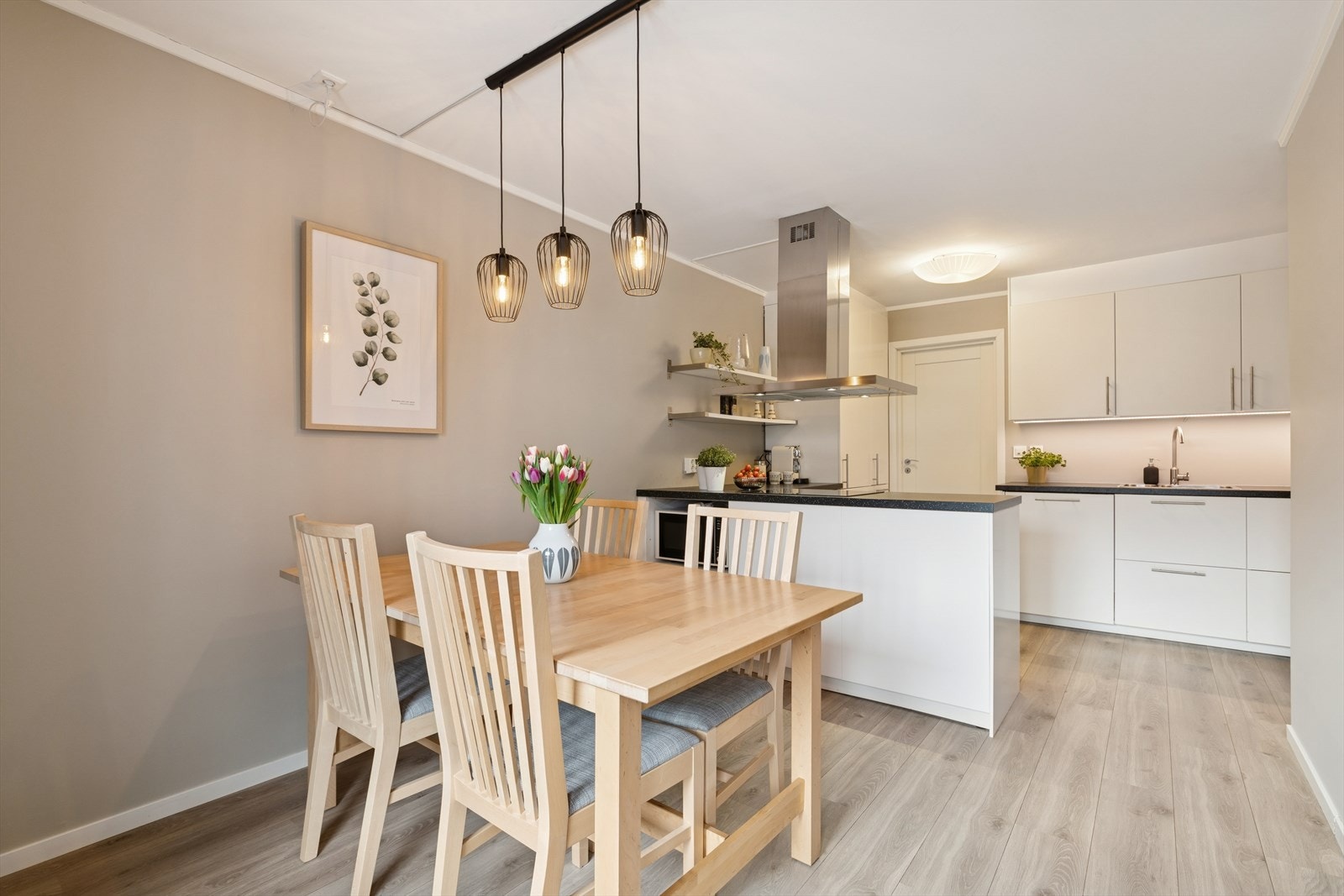 Her er hyggelig spiseplass med plass til mange rundt bordet både til hverdags og fest. Galleribilde