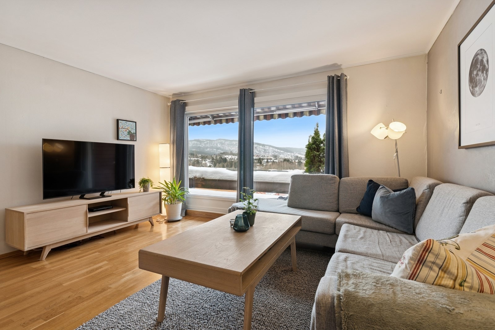 Romslig stue med plass til sofagruppe og tv-møbel, samt store vindusflater som slipper inn fint dagslys. Galleribilde