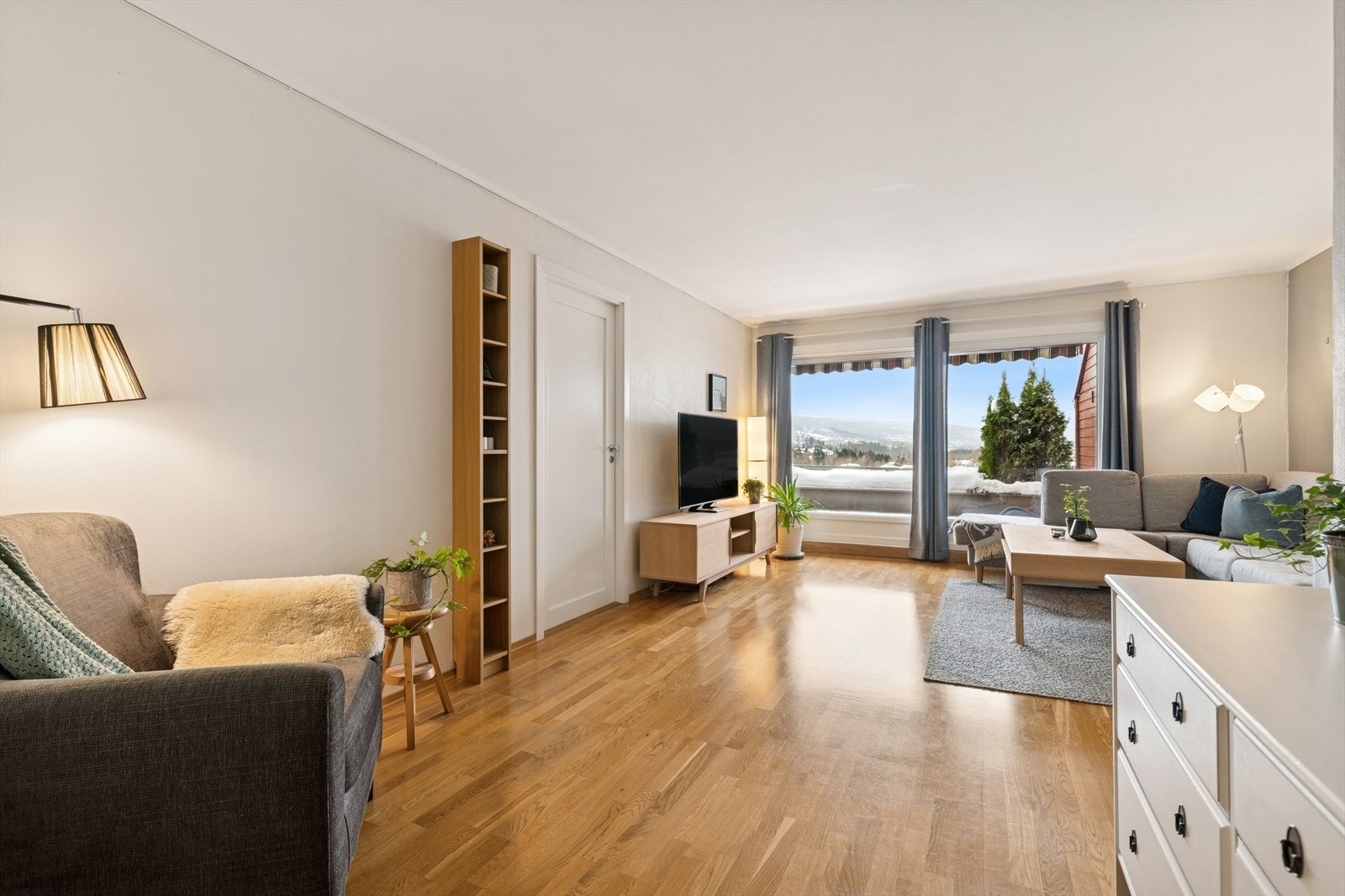 Stuen har fleksible møbleringsmuligheter og kan enkelt deles inn i flere soner. Galleribilde