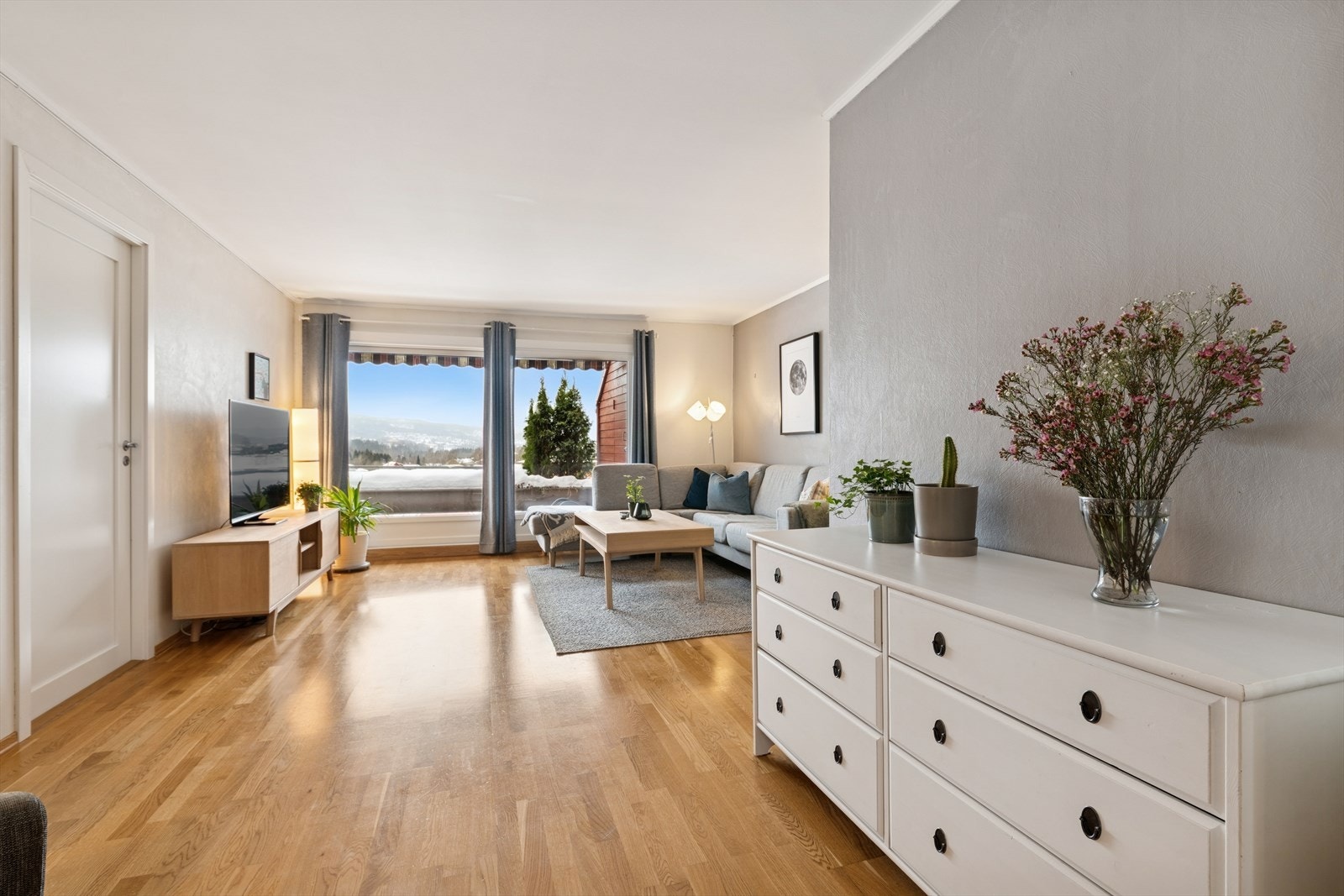 Stuen har parkettgulv og vegger som er malt i behagelige og tidløse farger. Galleribilde