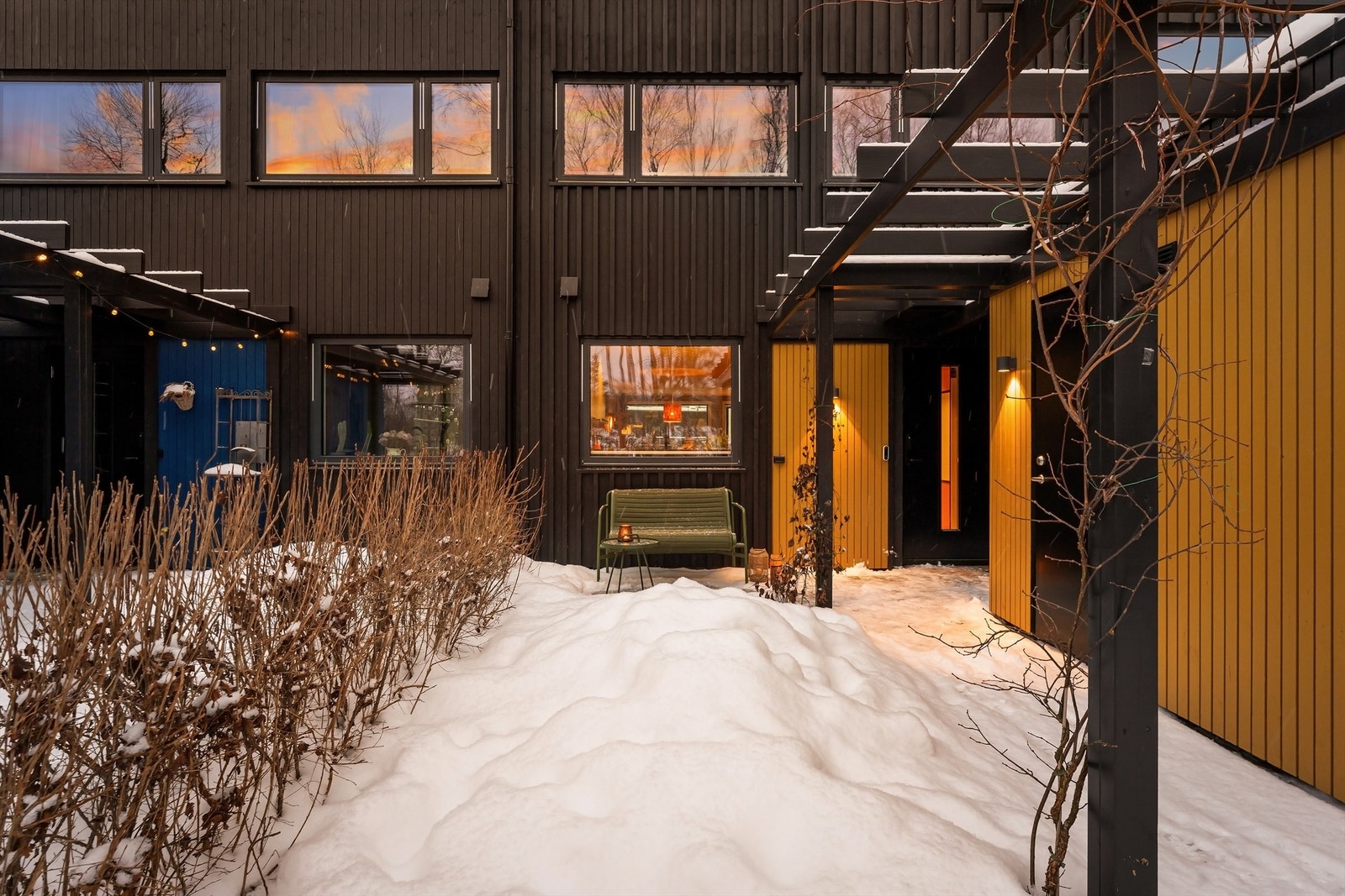 Ved inngangspartiet har du en hyggelig uteplass og utebod Galleribilde