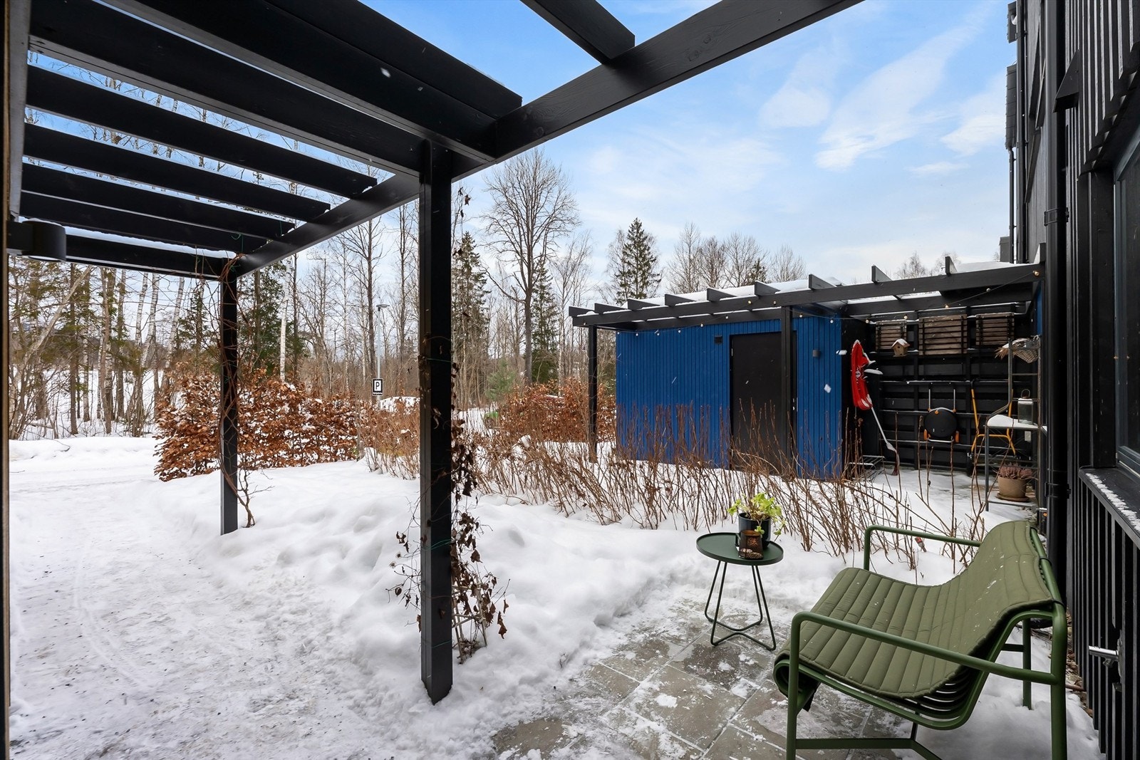 Rekkehuset ligger i et naturskjønt og bilfritt boligtun på Tanum Galleribilde